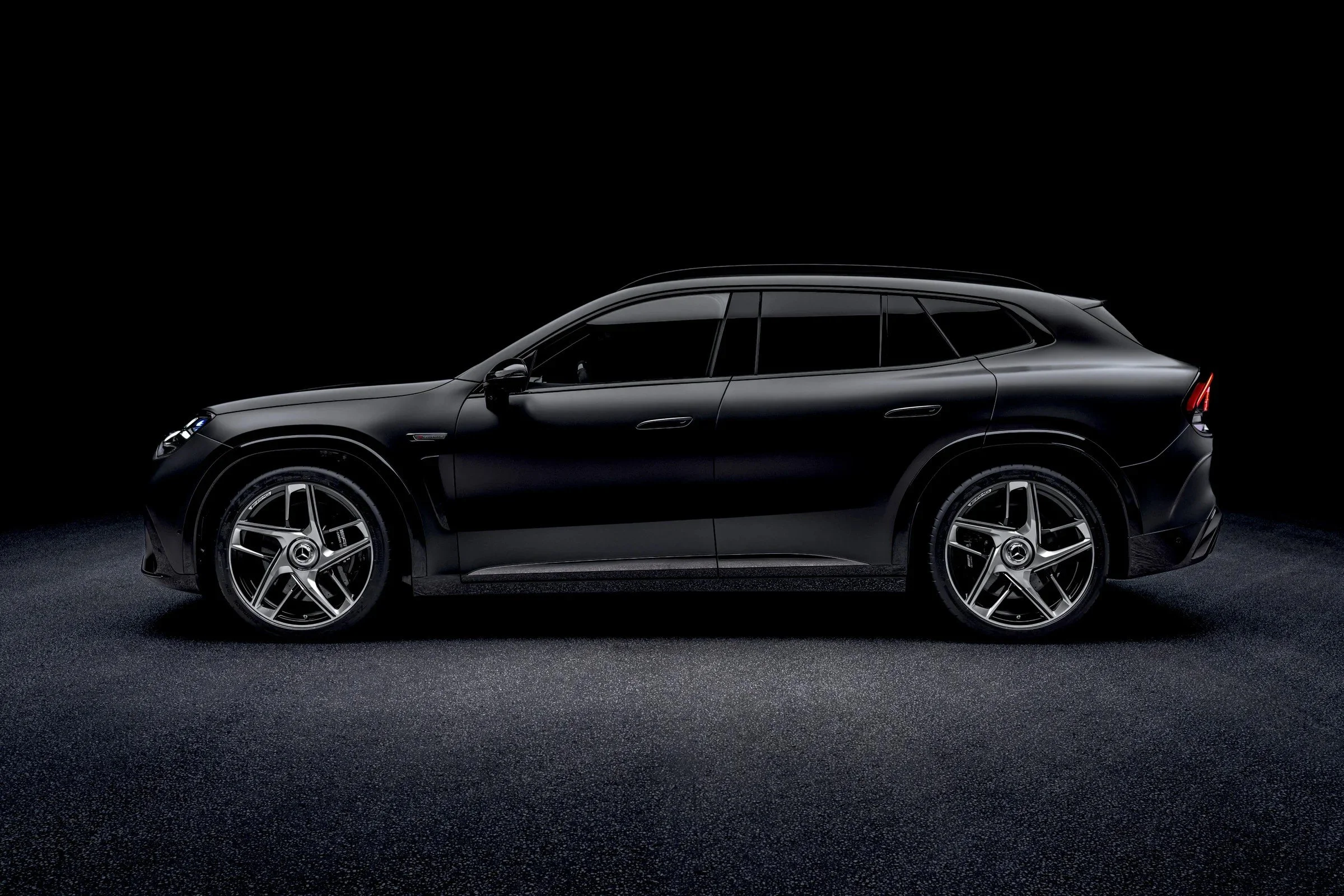 mercedes-amg-gt-affalterbach-suv-2026-widok-z-boku-04.jpg