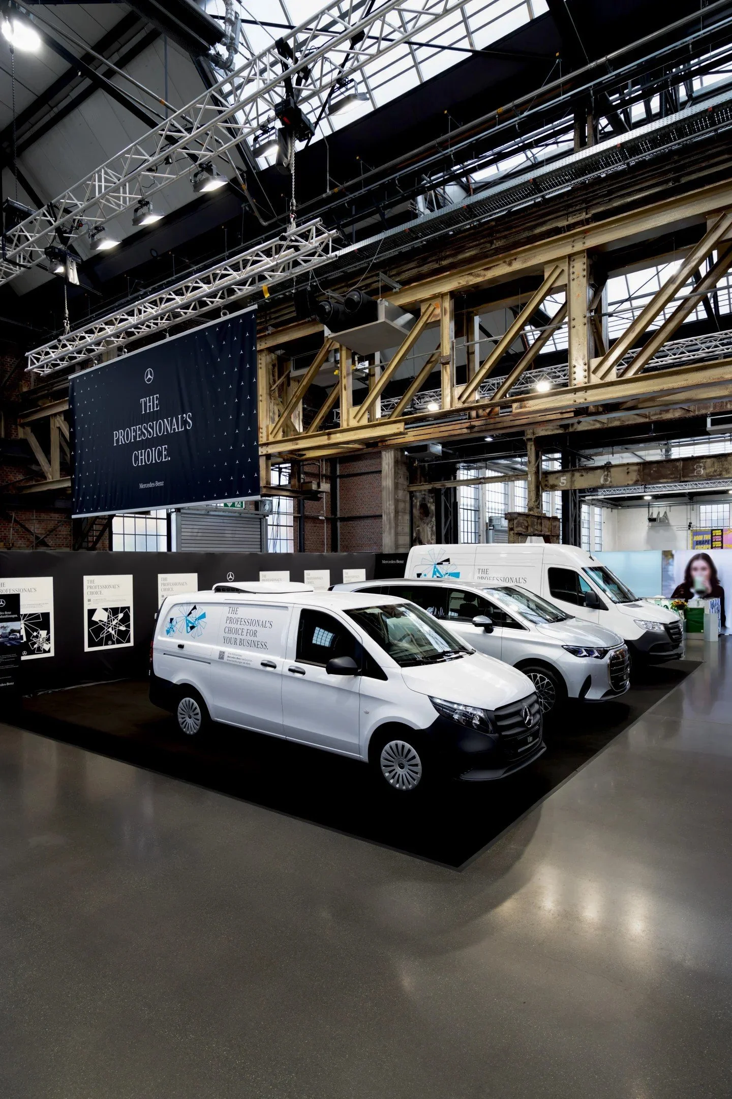 mercedes-benz-van-stoisko-targowe-z-furgonetkami-w-hali-02.jpg