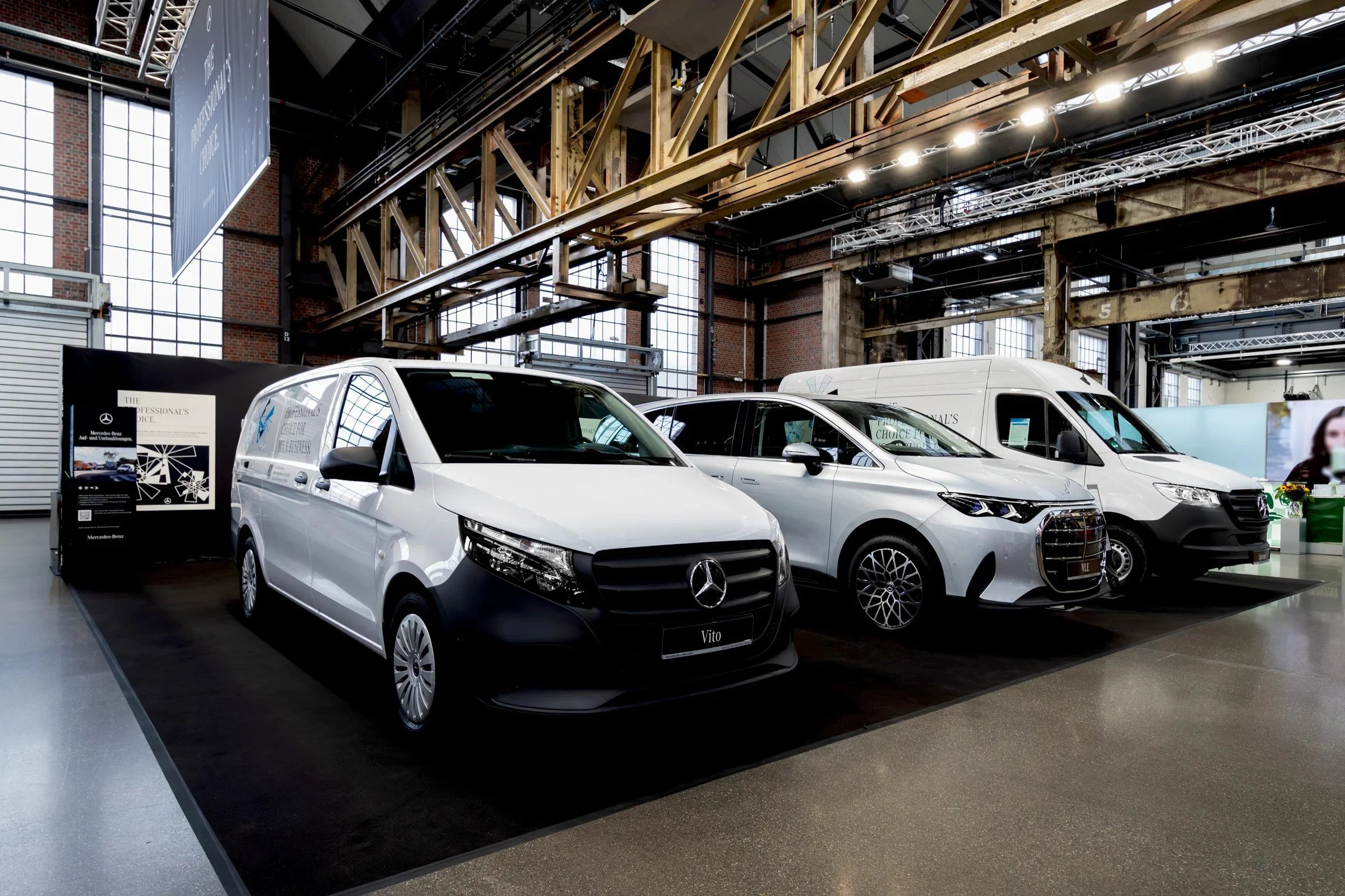 mercedes-benz-van-stoisko-targowe-z-furgonetkami-w-hali-03.jpg