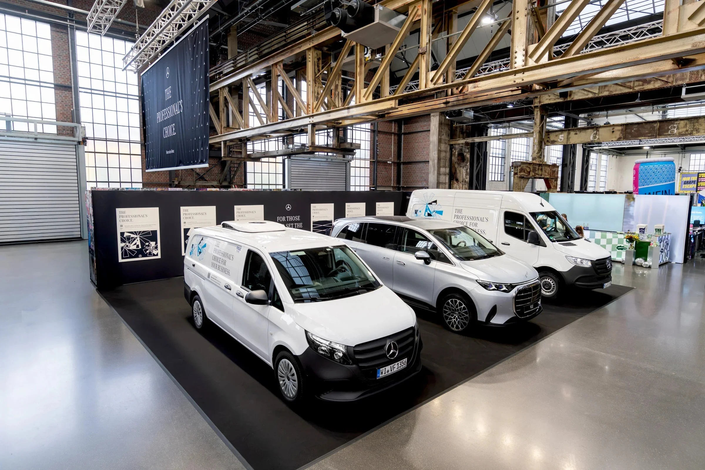 mercedes-benz-van-stoisko-targowe-z-furgonetkami-w-hali-01.jpg