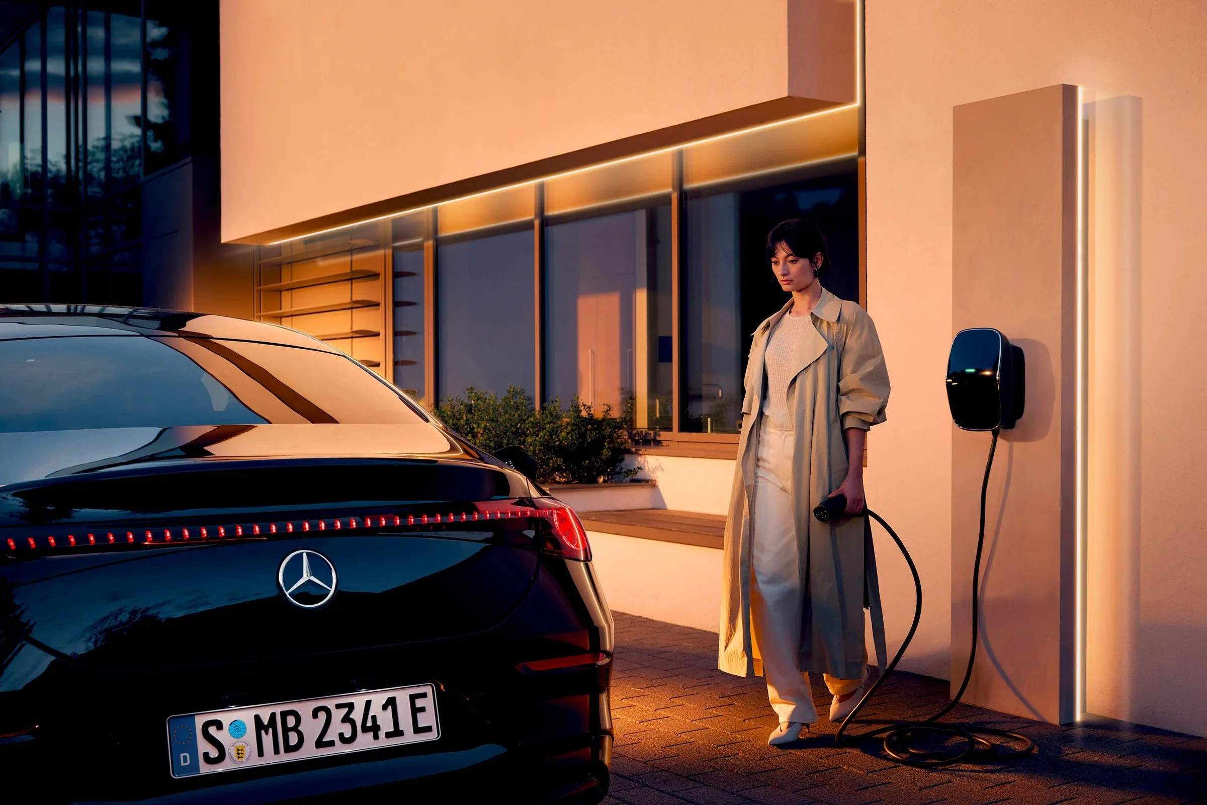 mercedes-benz-limuzyna-kobieta-trzyma-kabel-ladowania-04.jpg