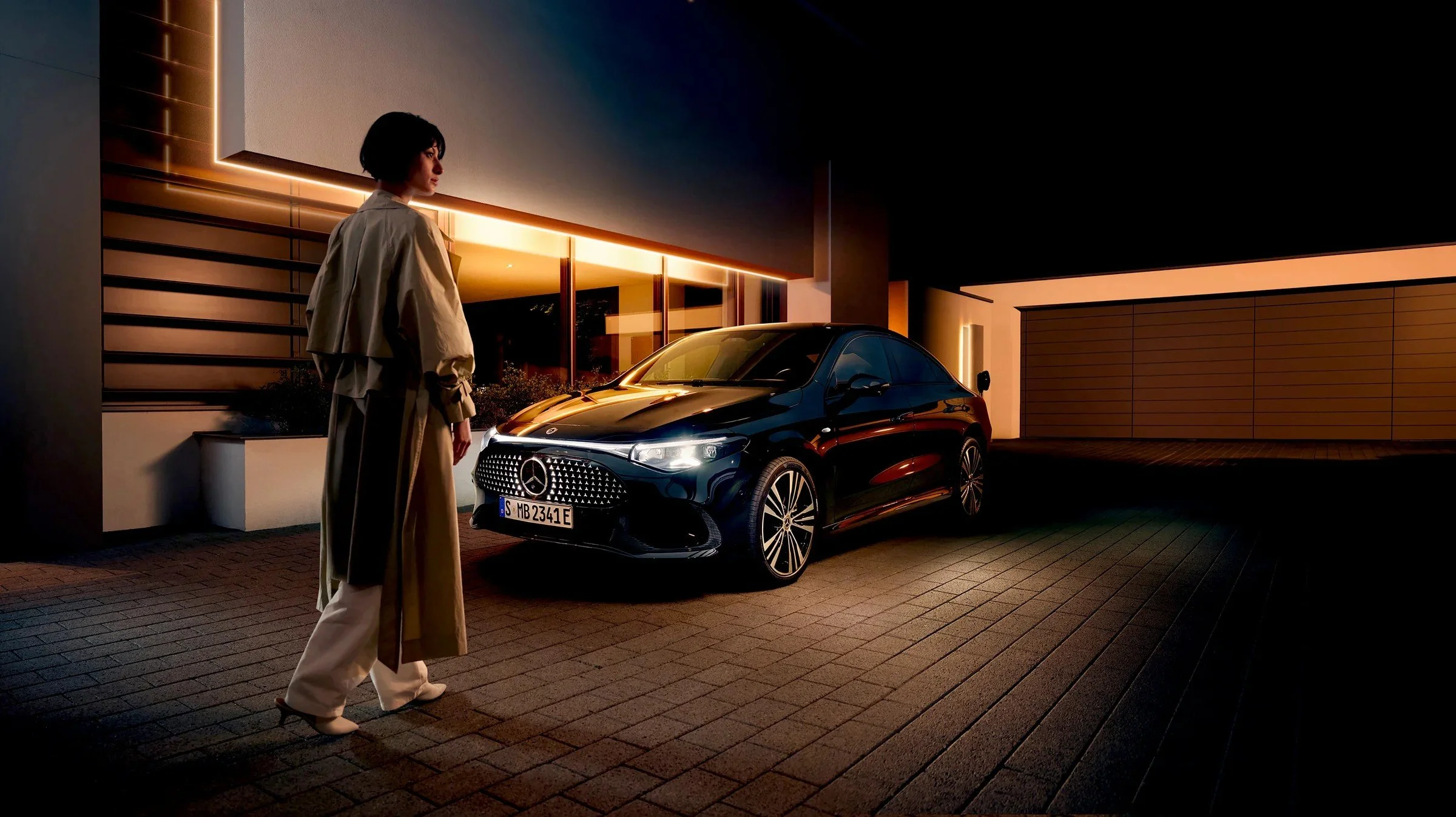 mercedes-benz-limuzyna-kobieta-idzie-w-strone-auta-05.jpg
