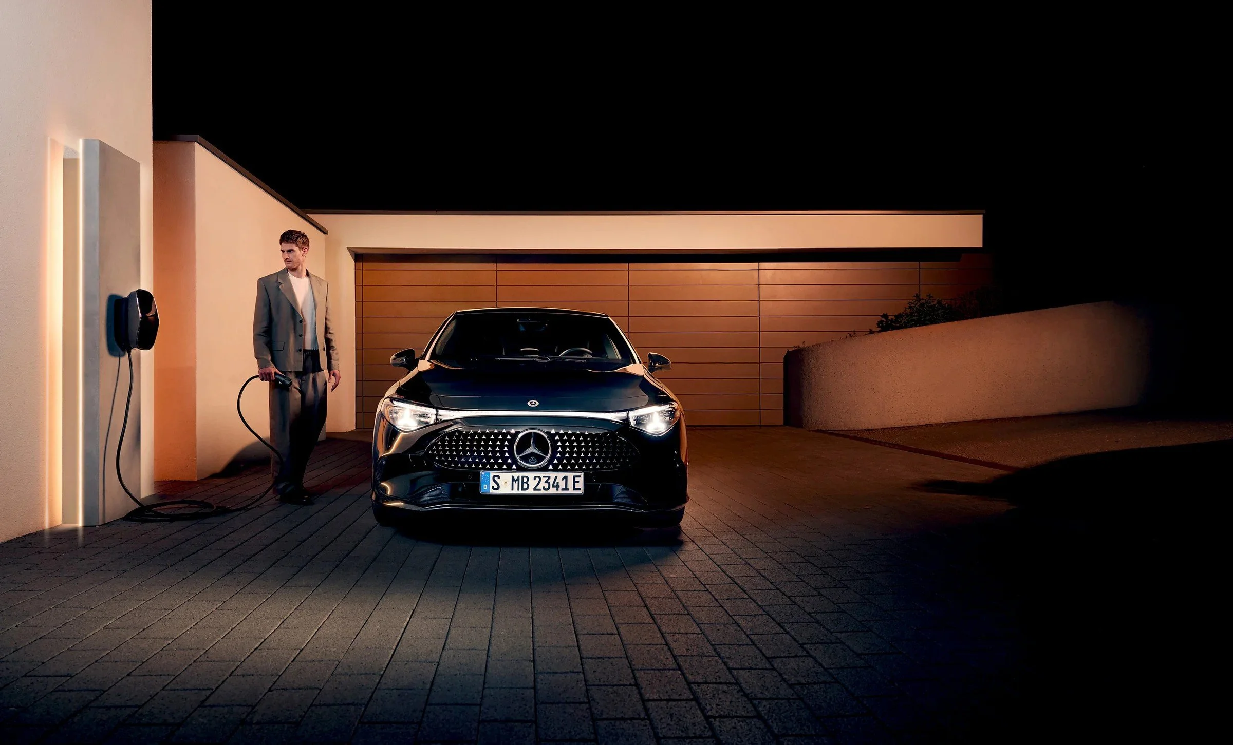 mercedes-benz-limuzyna-mezczyzna-przy-ladowarce-przod-auta-06.jpg