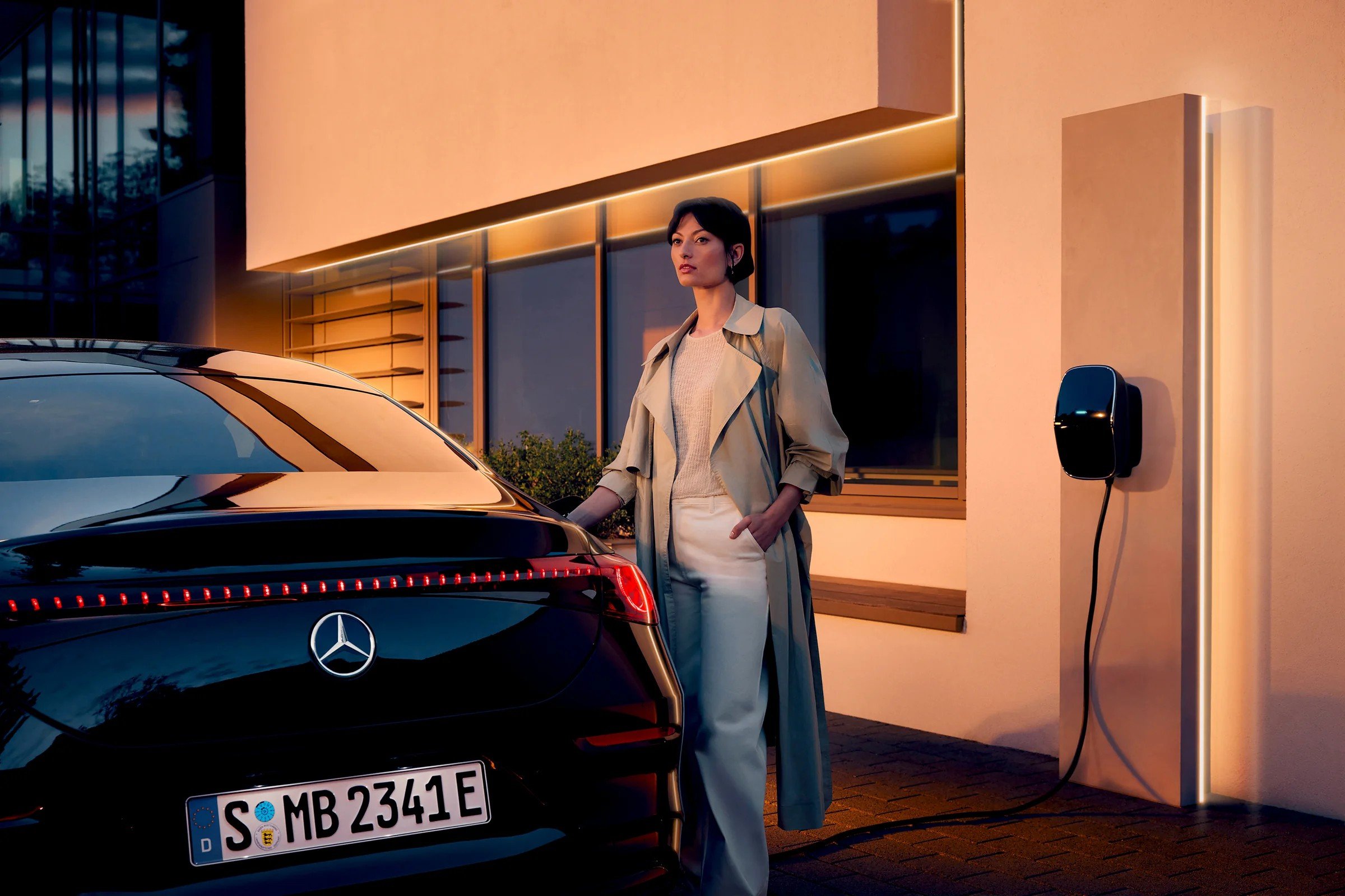 mercedes-benz-limuzyna-kobieta-przy-aucie-z-kablem-ladowania-01.jpg
