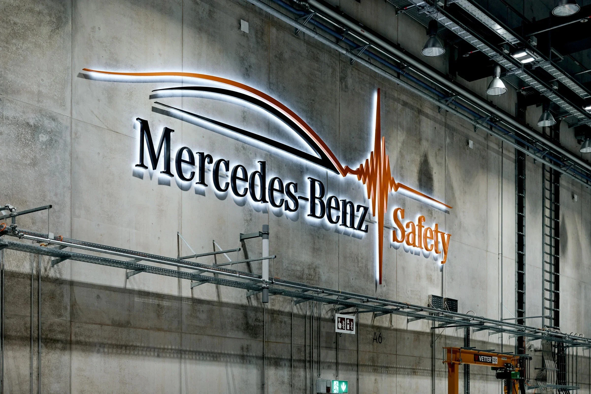 mercedes-benz-cla-logo-safety-na-scianie-hali-01.jpg