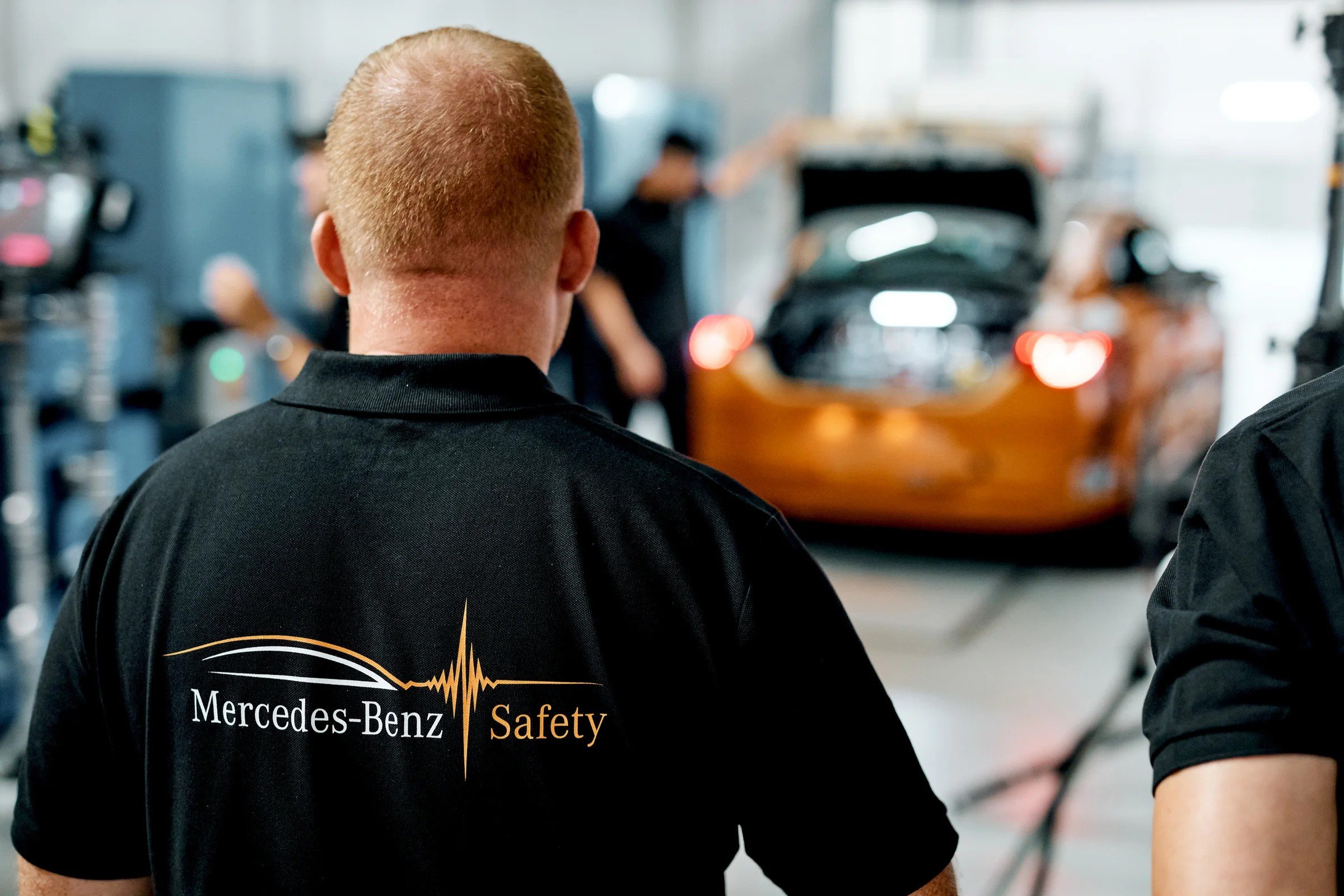 mercedes-benz-cla-pracownik-w-koszulce-z-logo-bezpieczenstwa-04.jpg