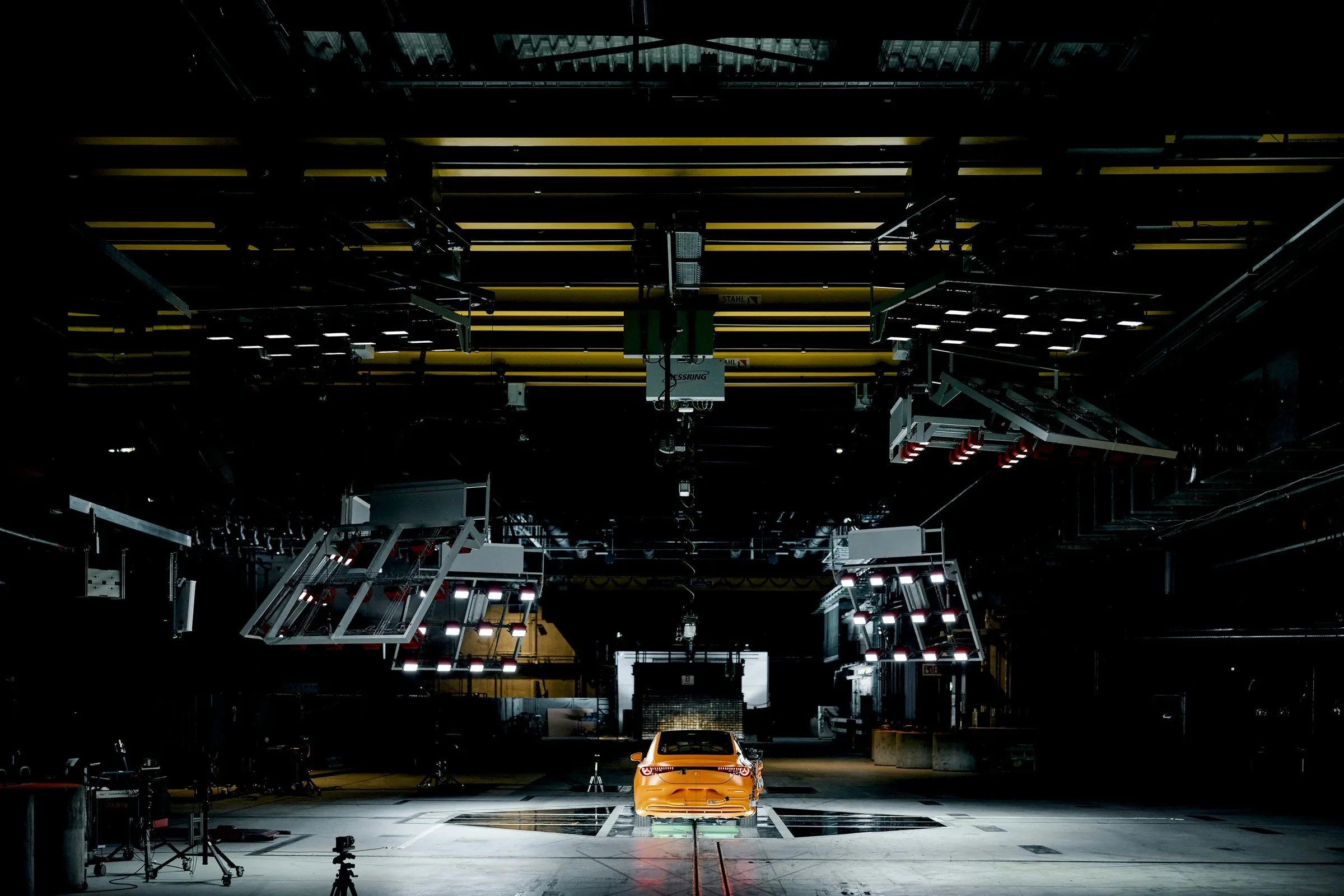 mercedes-benz-cla-limuzyna-hala-badawcza-z-pojazdem-testowym-08.jpg