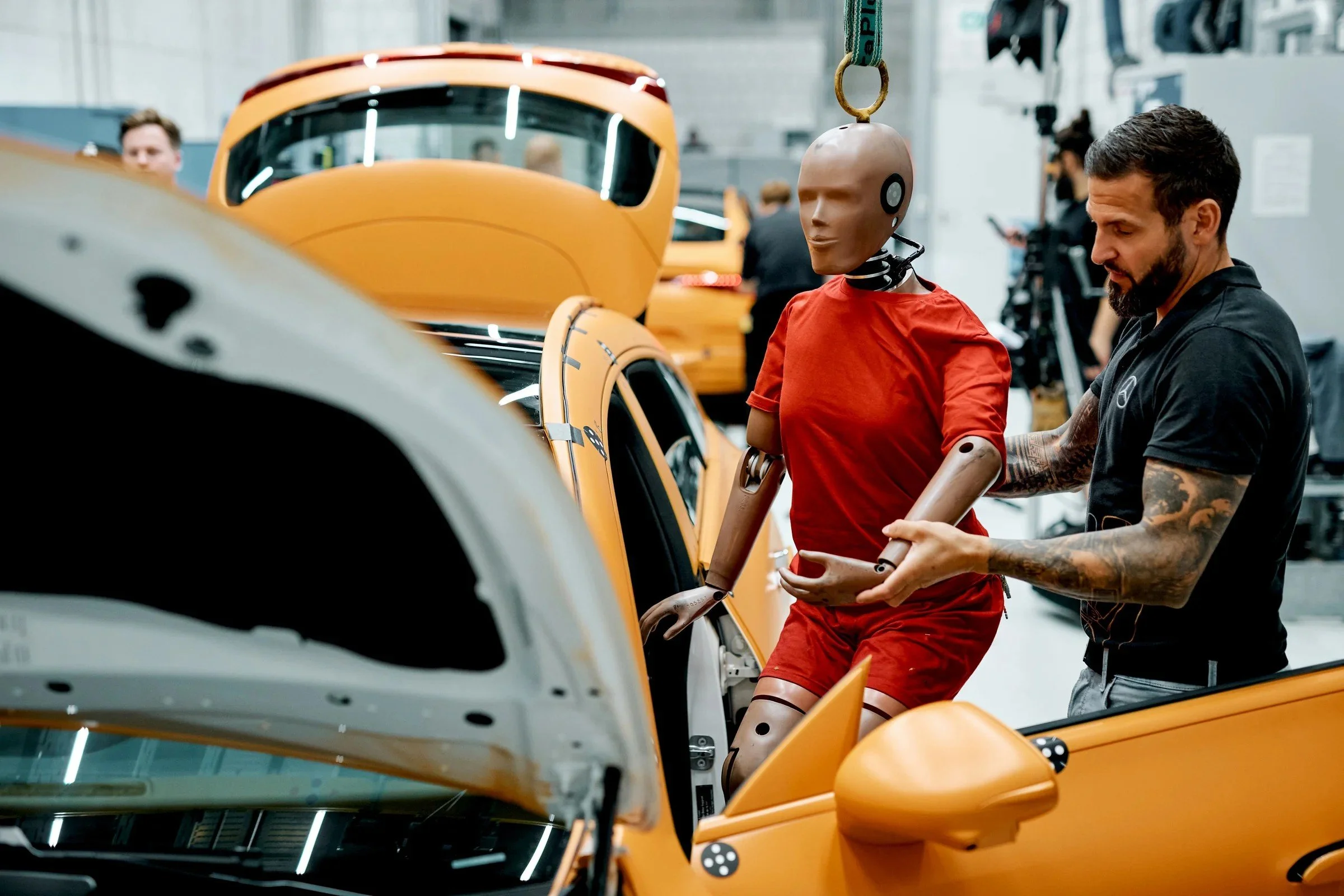 mercedes-benz-cla-ludzie-przy-samochodzie-testowym-i-manekinie-01.jpg