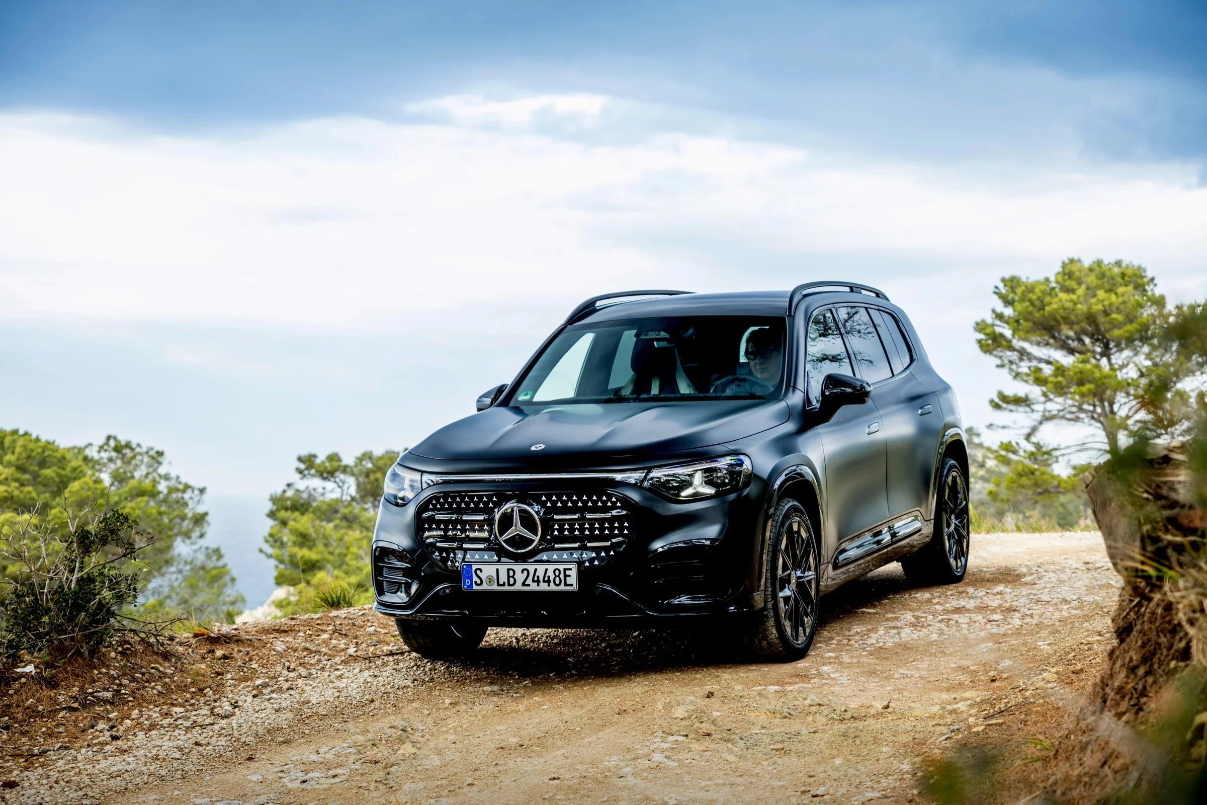 mercedes-benz-glb-350-4matic-suv-widok-z-przodu-01.jpg