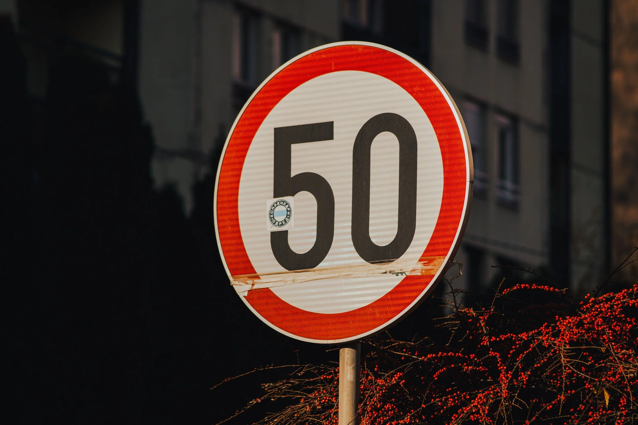 znak ograniczenia prędkości do 50km/h