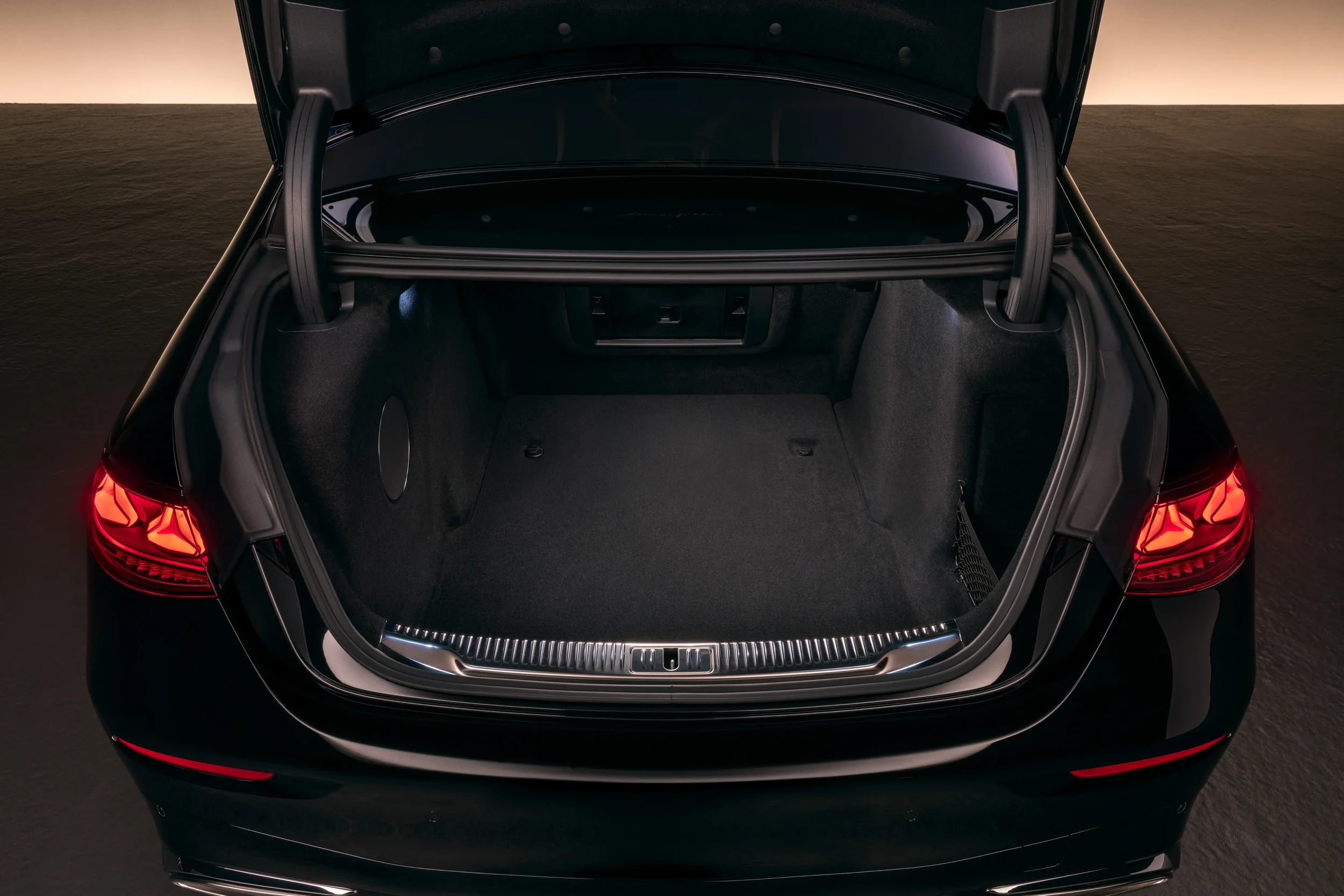 Otwarty bagażnik Mercedes-Benz Klasa S 2026 welurowe wykończenie otwór na narty i chromowana listwa progu