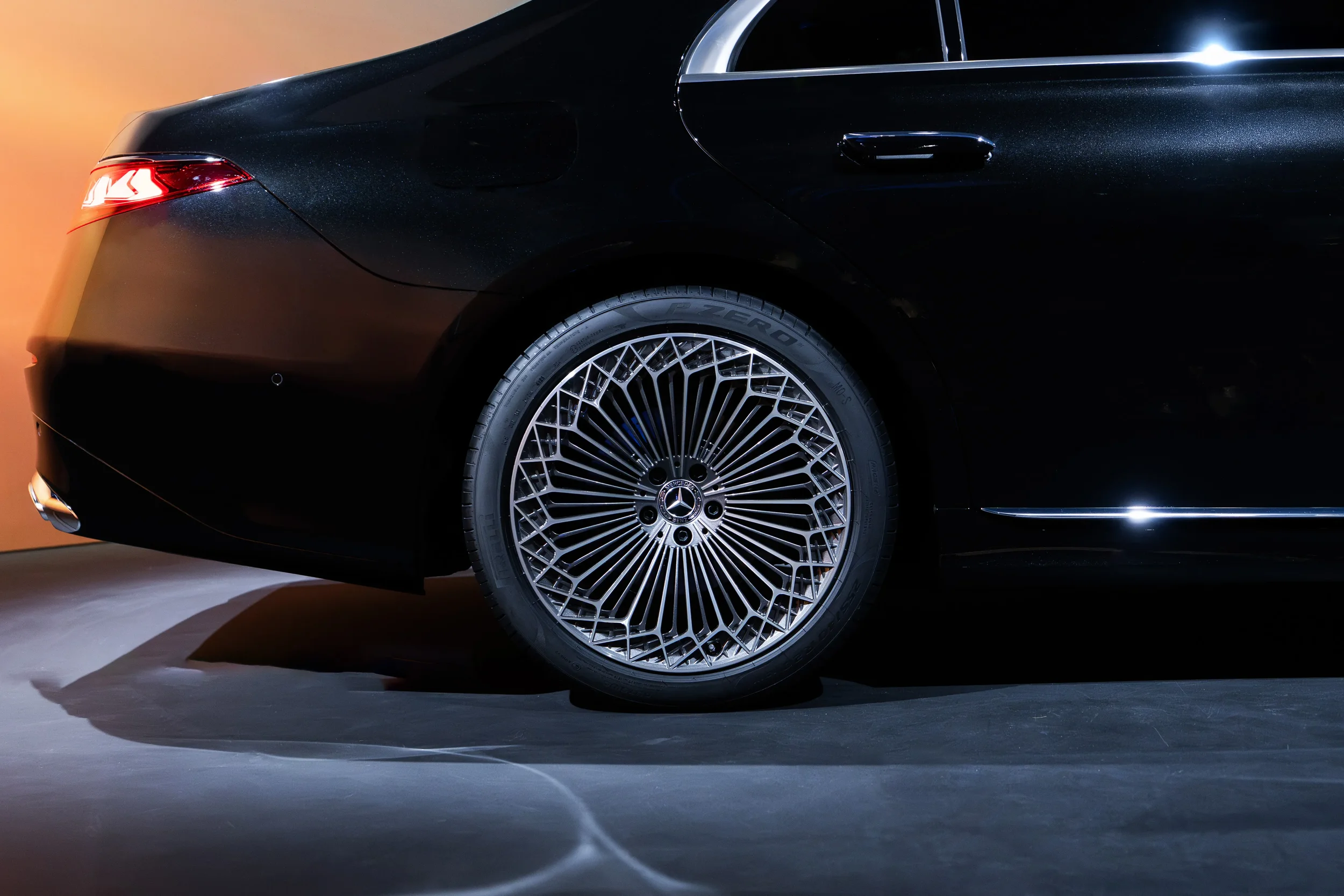 Studio shot: felga i tył nadwozia nowej Klasy S 2026, prezentacja detali Mercedes-Benz Garcarek.