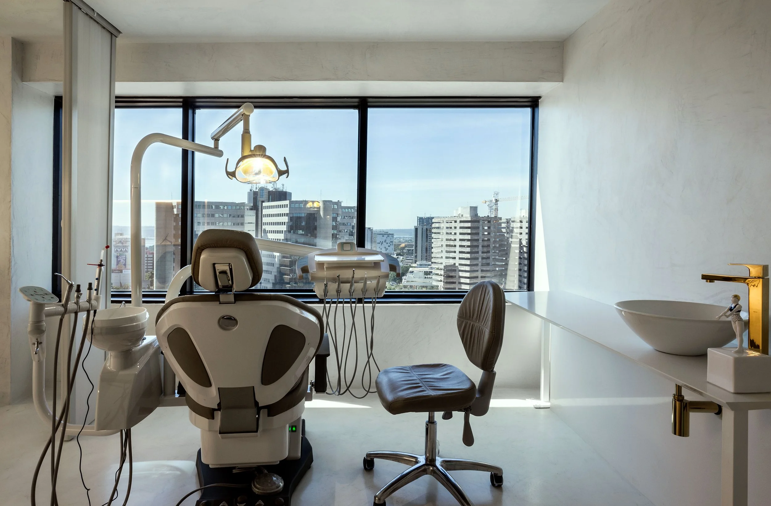 projeto-interiores-comercial-clinica-odontologica-lor-lorena-leao-brasilia-umaum-arquitetura-design-latao-dourado-22.jpg
