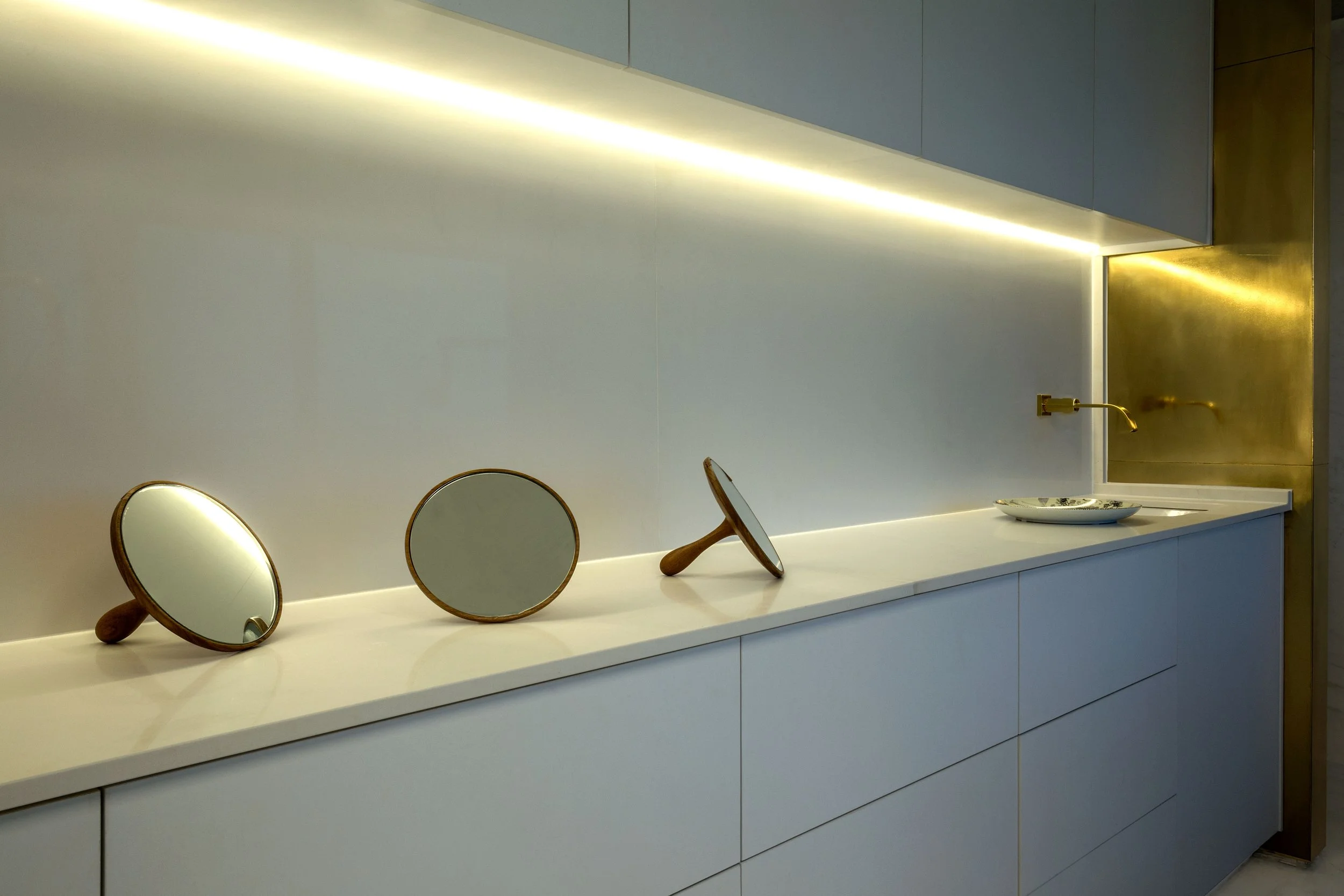 projeto-interiores-comercial-clinica-odontologica-lor-lorena-leao-brasilia-umaum-arquitetura-design-latao-dourado-14.jpg