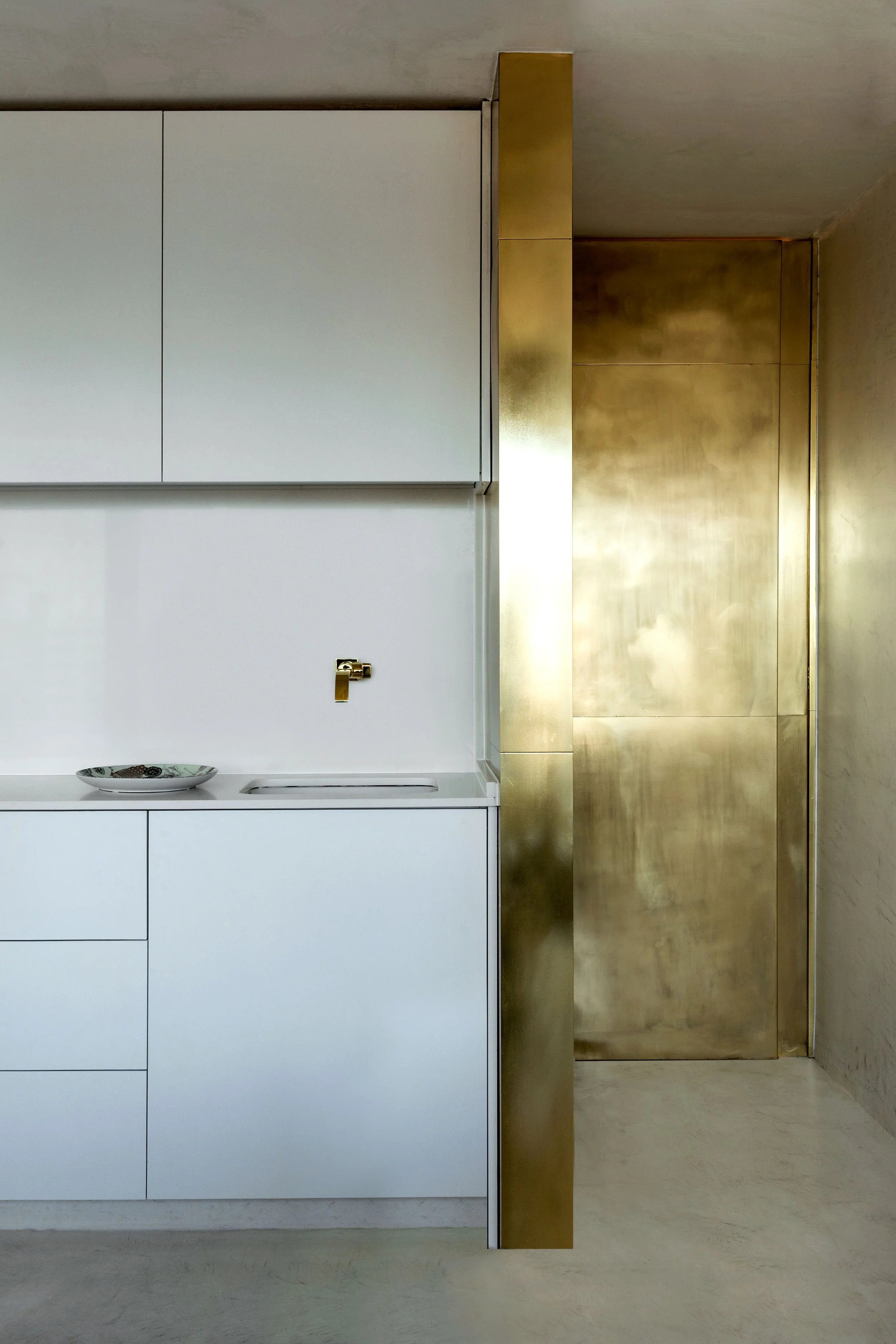 projeto-interiores-comercial-clinica-odontologica-lor-lorena-leao-brasilia-umaum-arquitetura-design-latao-dourado-12.jpg