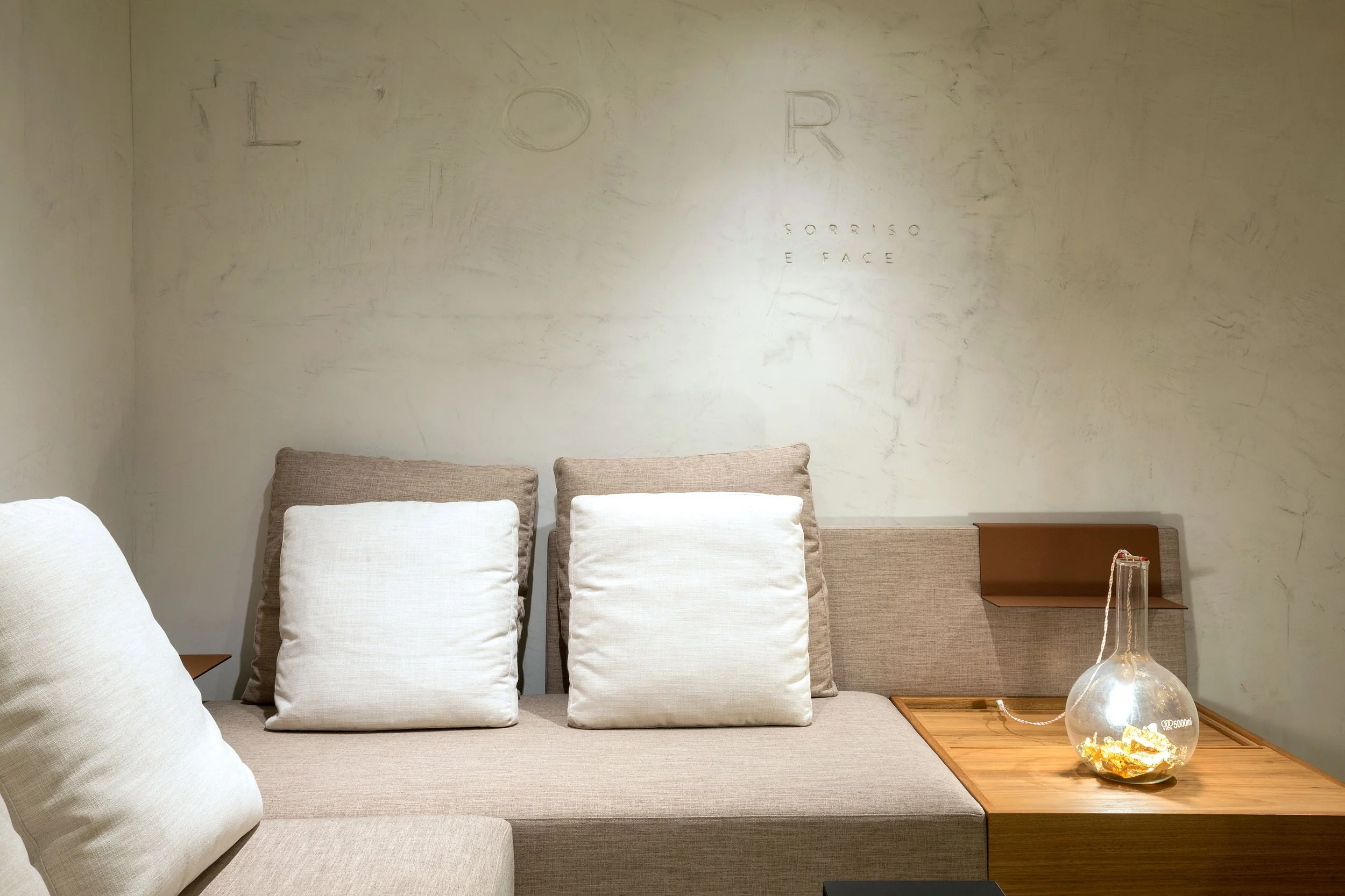 projeto-interiores-comercial-clinica-odontologica-lor-lorena-leao-brasilia-umaum-arquitetura-design-latao-dourado-7.jpg
