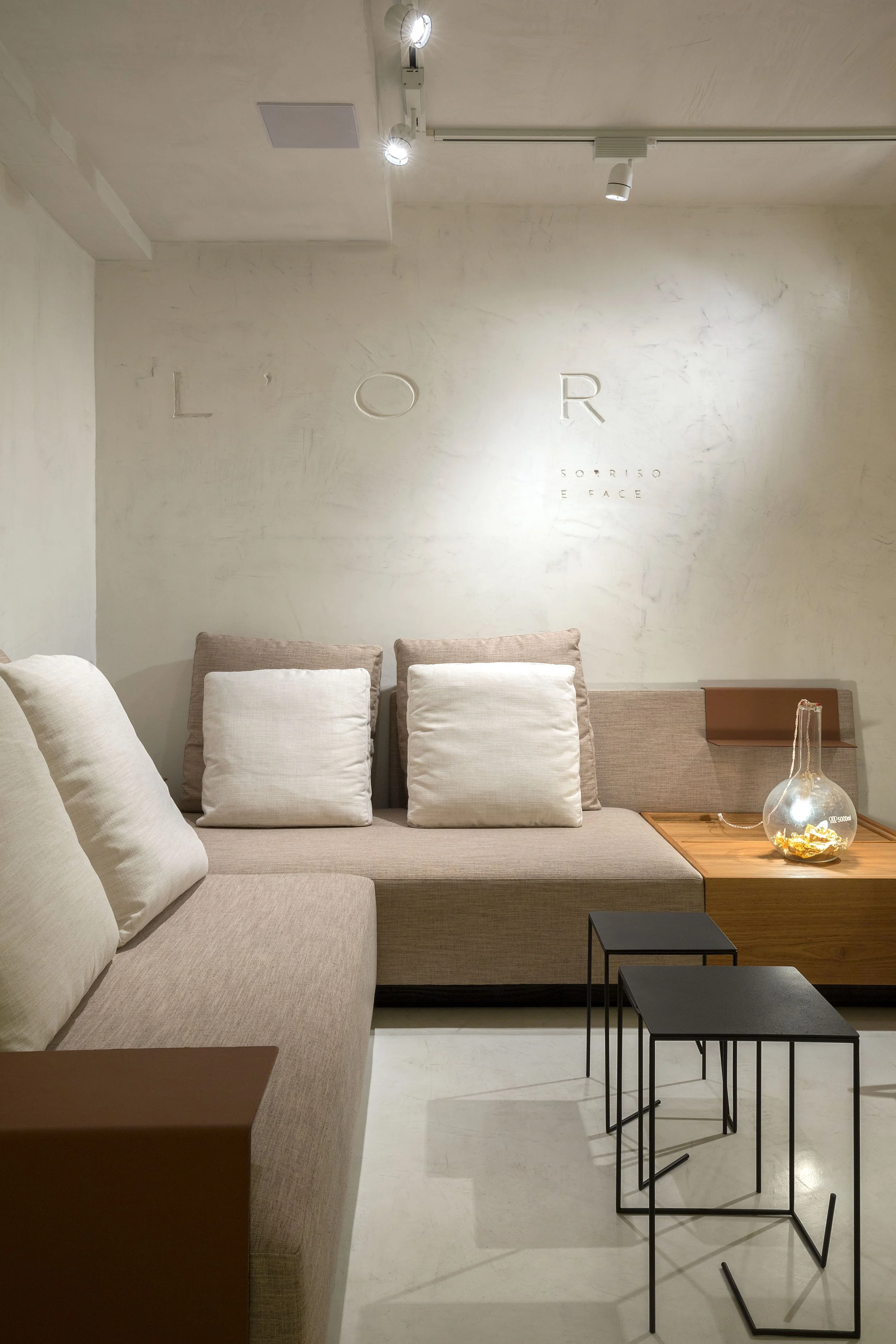 projeto-interiores-comercial-clinica-odontologica-lor-lorena-leao-brasilia-umaum-arquitetura-design-latao-dourado-8.jpg