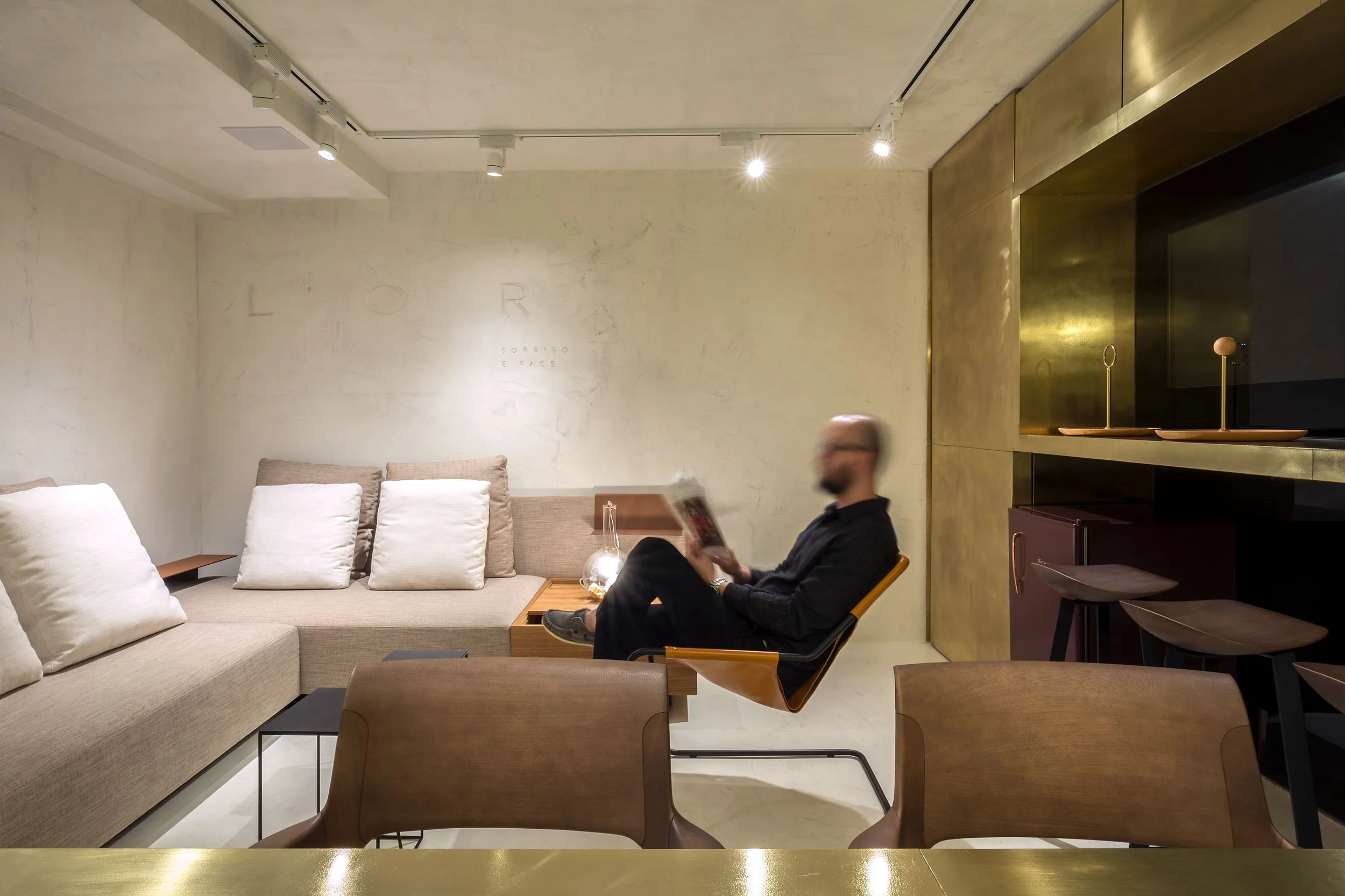 projeto-interiores-comercial-clinica-odontologica-lor-lorena-leao-brasilia-umaum-arquitetura-design-latao-dourado-6.jpg