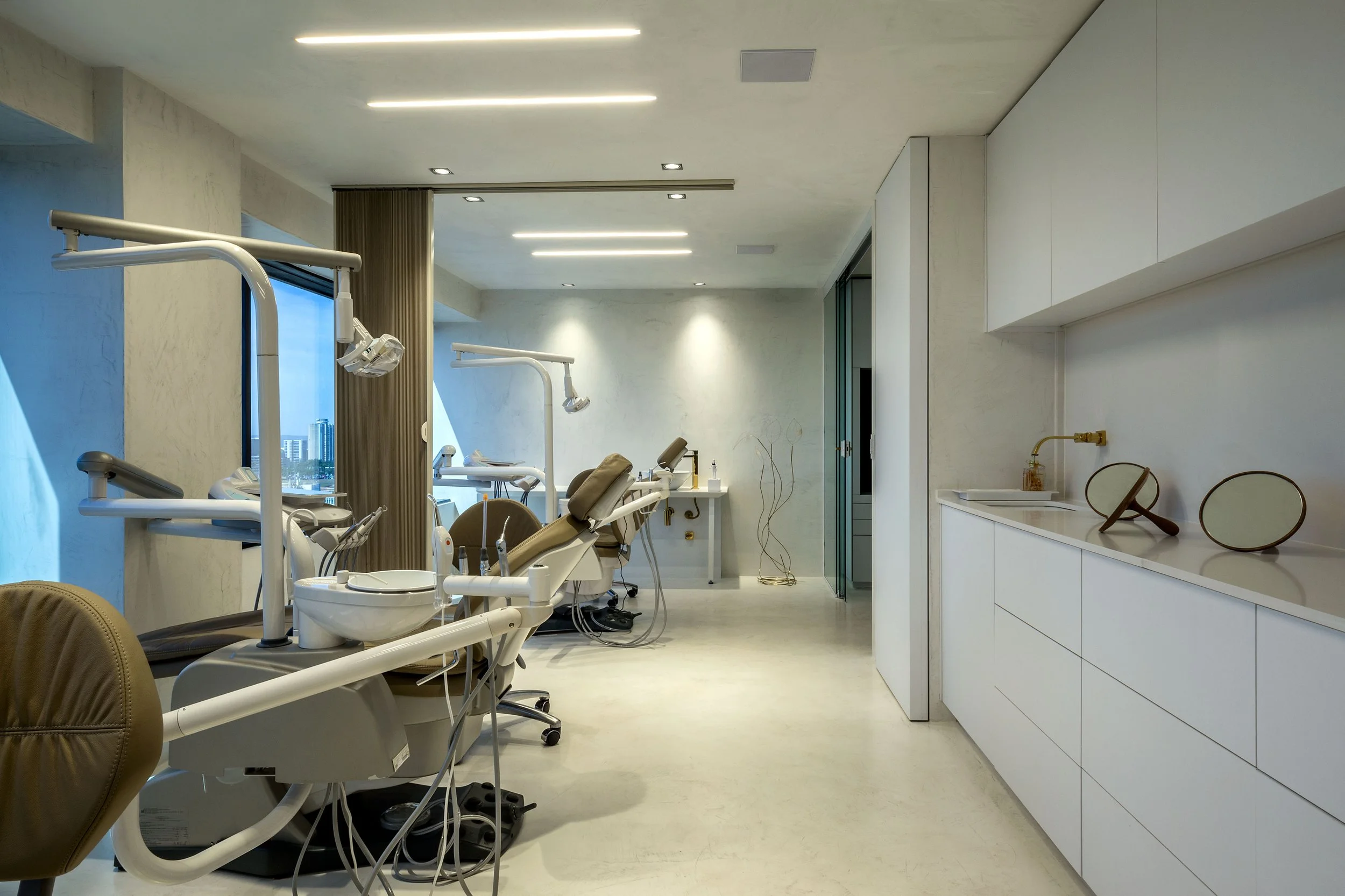 projeto-interiores-comercial-clinica-odontologica-lor-lorena-leao-brasilia-umaum-arquitetura-design-latao-dourado-24.jpg