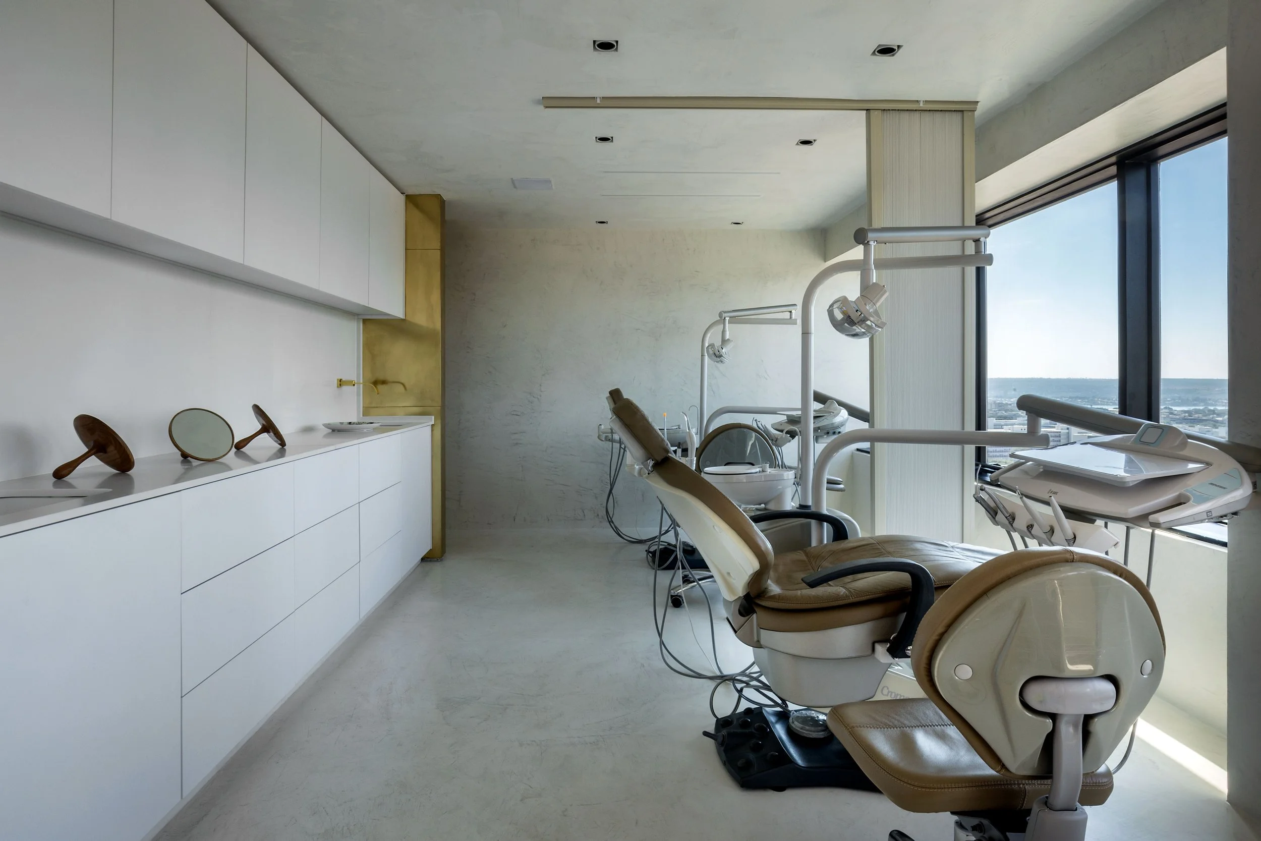 projeto-interiores-comercial-clinica-odontologica-lor-lorena-leao-brasilia-umaum-arquitetura-design-latao-dourado-25.jpg