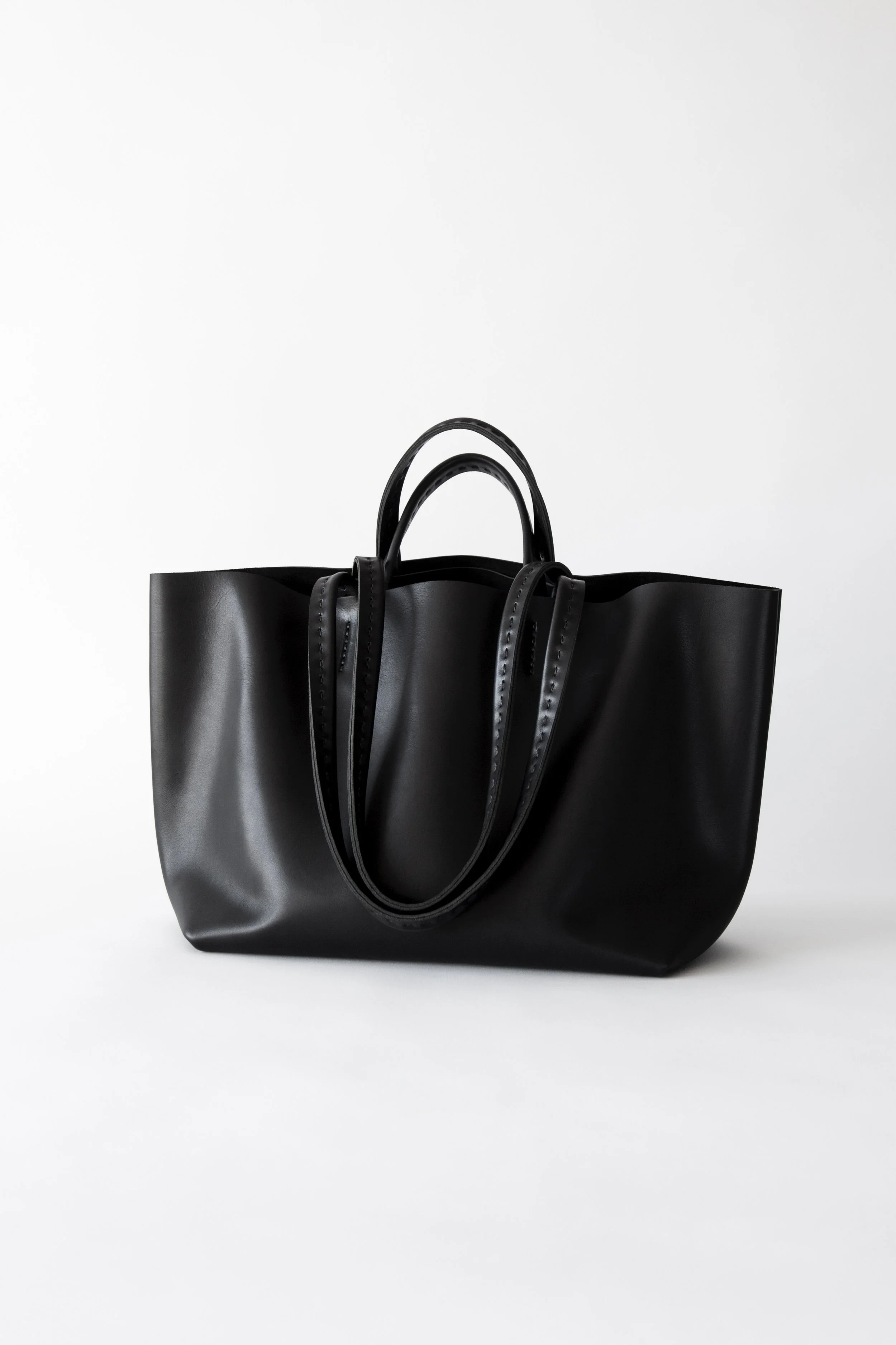 TOTE BLACK NOVONAPPA HAND AND SHOULDER 2 3.jpg