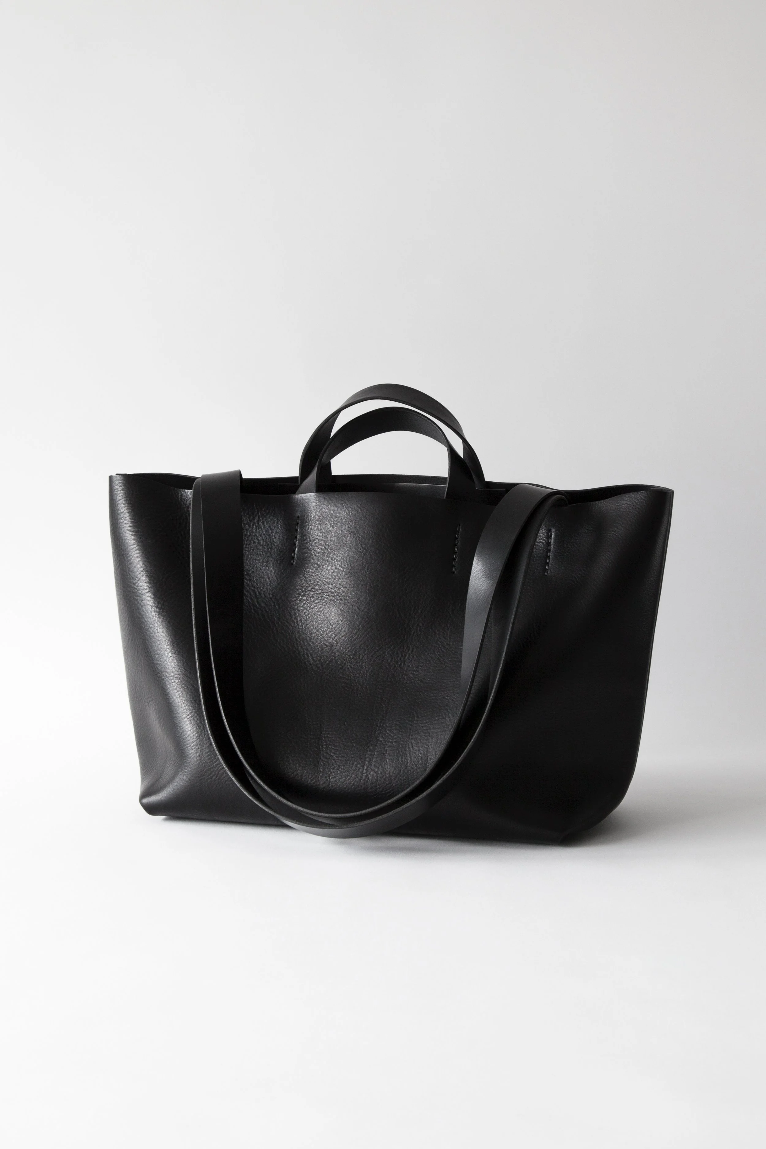 TOTE IN BLACK RUGGED VEGETABLE TANNED LEATHER