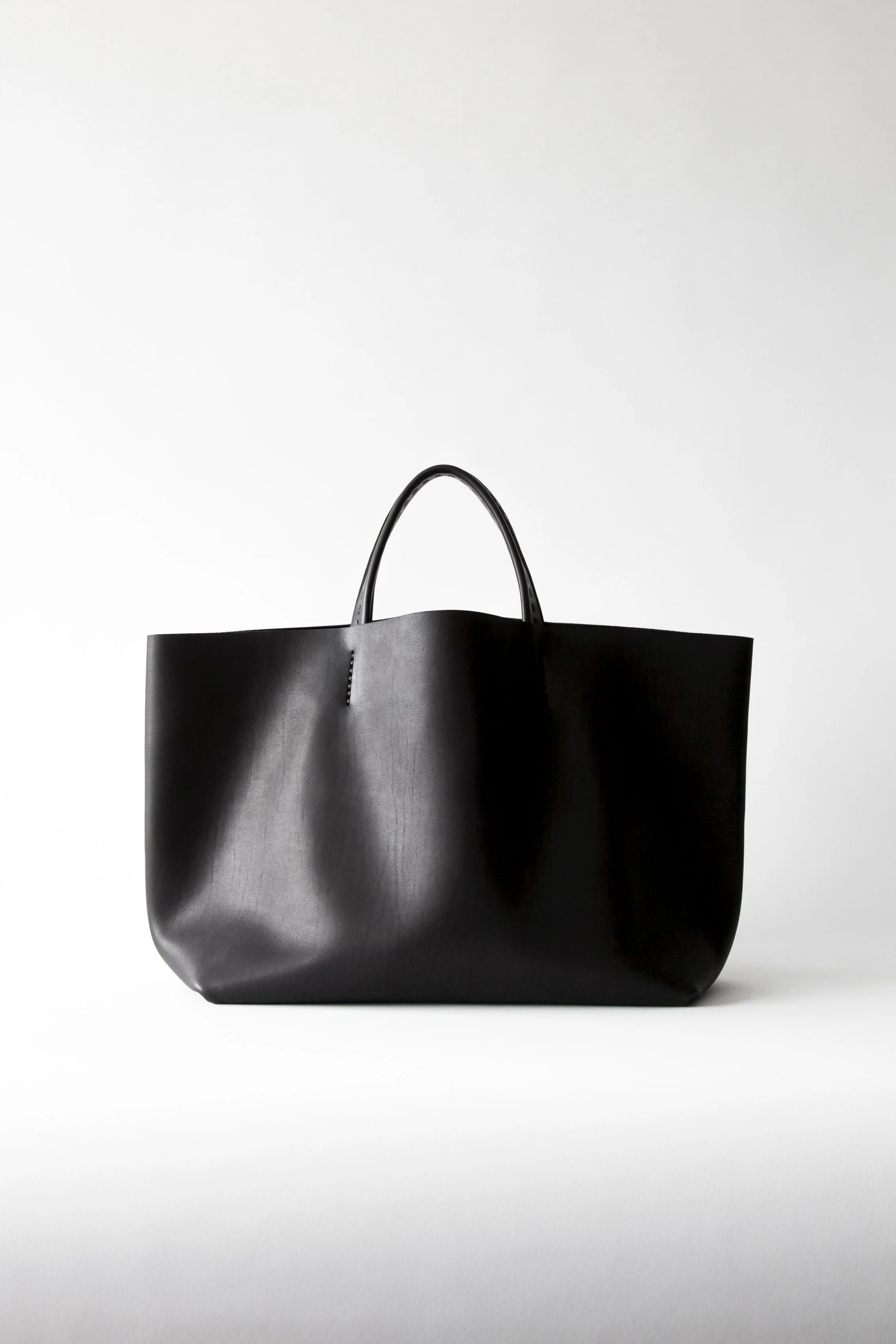 TOTE BLACK NOVONAPPA HAND 2 3.jpg