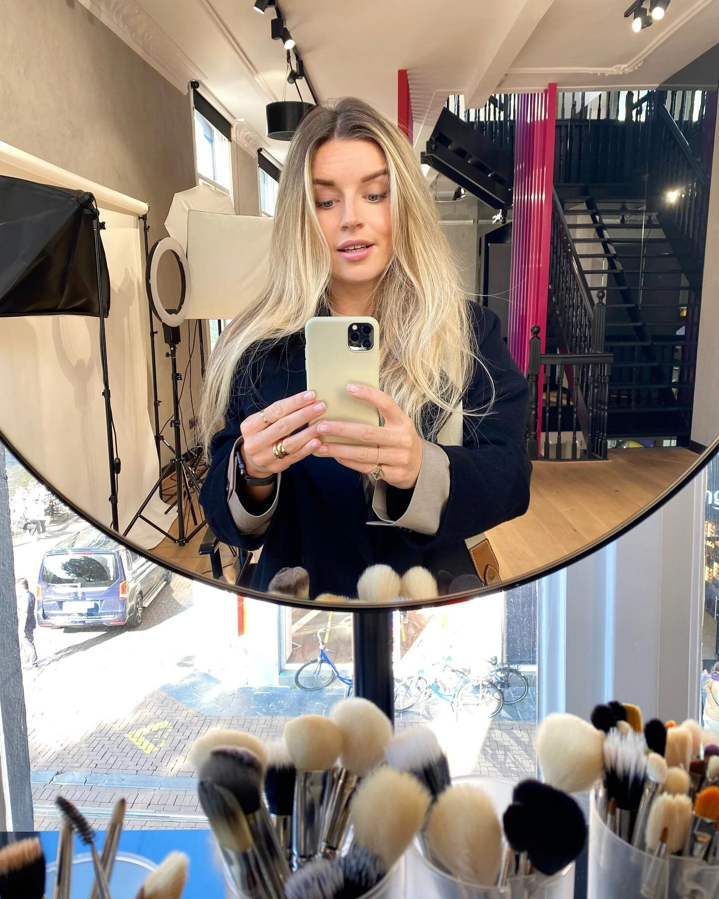 Vijftien jaar geleden was mijn eerste aankoop bij M.A.C Cosmetics en je weet wat ze zeggen &lsquo;once you go MAC you never go back&rsquo; en zo is het. Pro longwear foundation, pro longwear lipgloss, Diva lipstick, lipliners, paintspots, blush, bron