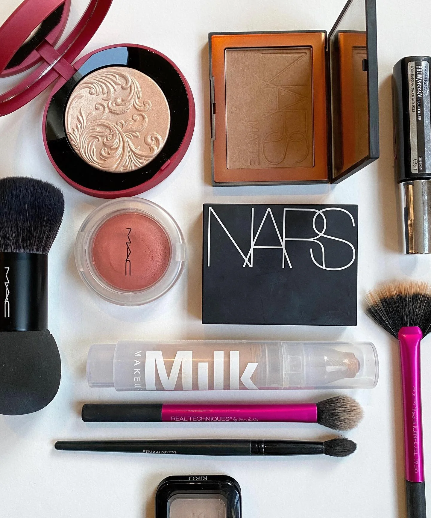 Alle producten die ik gisteren in de video heb gebruikt voor een easy &amp; glowy make-up look✨

Sunshine Skin Tint, light &mdash; @milkmakeup 
Translucent, crystal &mdash; @narsissist 
Setting brush &mdash; @realtechniquesnl 
A holiday fable glow hi