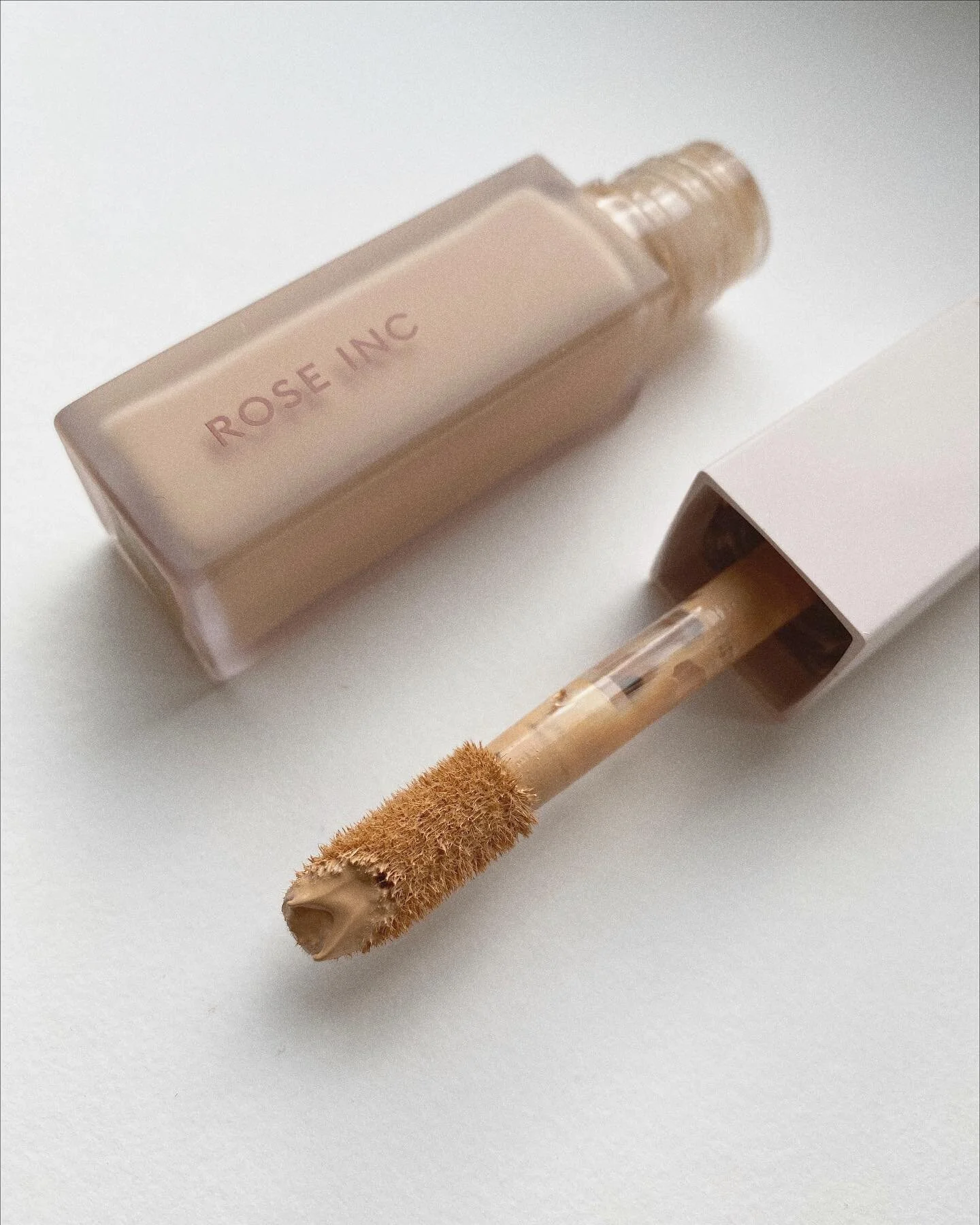 De twee producten en twee kwasten die ik gisteren in de video heb gebruikt voor natural &lsquo;Rose Inc&rsquo; easy make-up look✨

&mdash; SOFT LIGHT luminous hydrating concealer, LX 040
&mdash; BLUSH DIVINE radiant lip &amp; cheek color, Anemone
&md