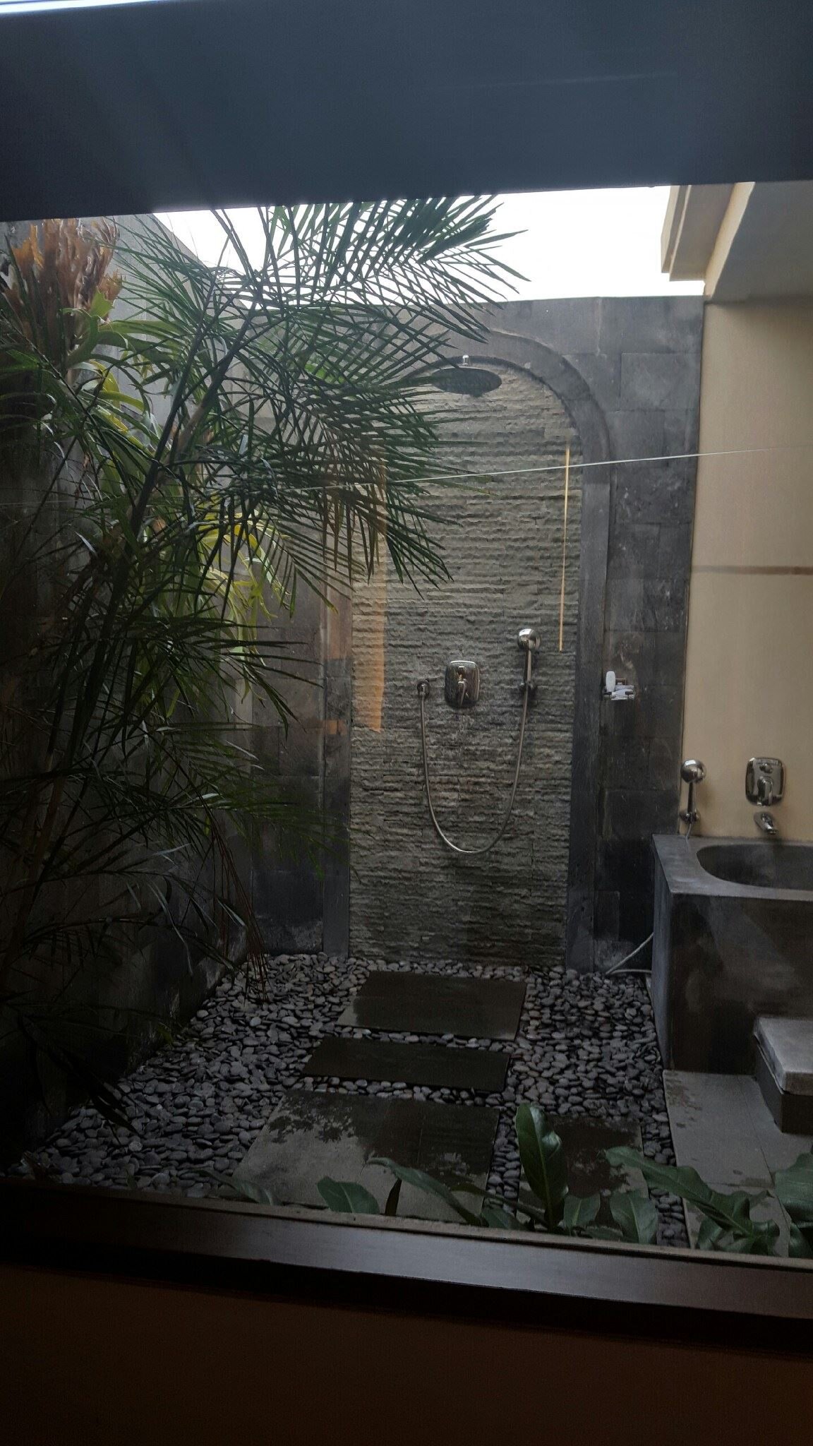 an open air bathroom at De Munut Resort in Ubud