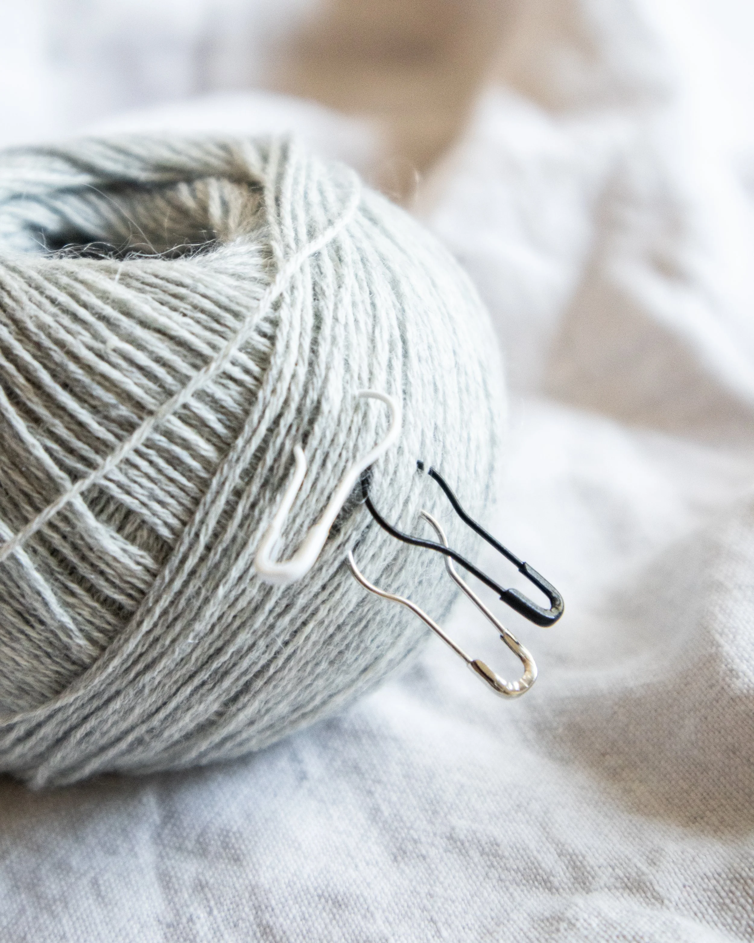 Comment bien choisir et utiliser ses anneaux marqueurs pour le tricot