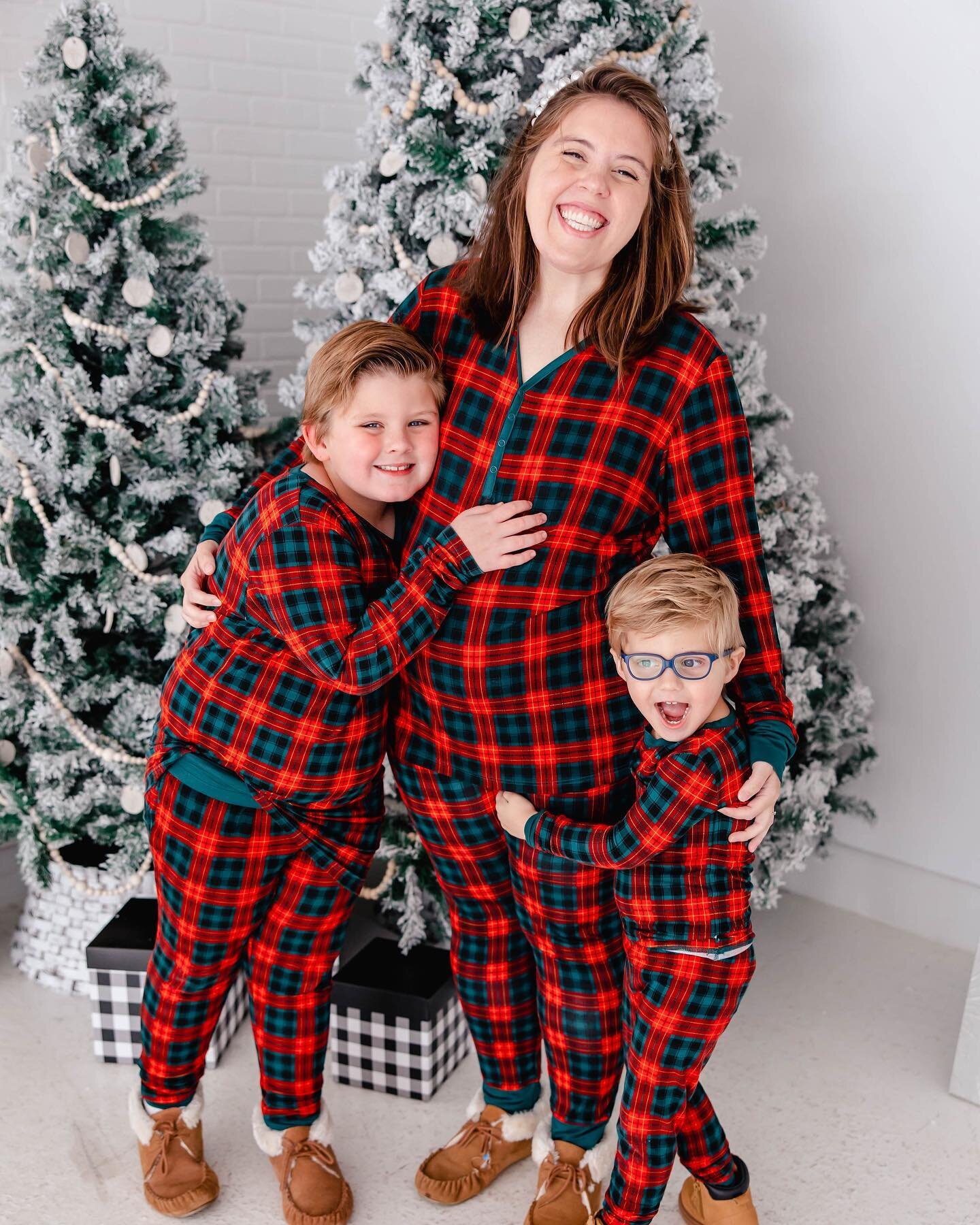 Merry Christmas!!!
&bull;
Loved photographing my friend and her two (soon be 3!!!) little cutie pies in their Christmas jammies. 🥰&hearts;️

I hope everyone has a cozy, peaceful, and happy day!