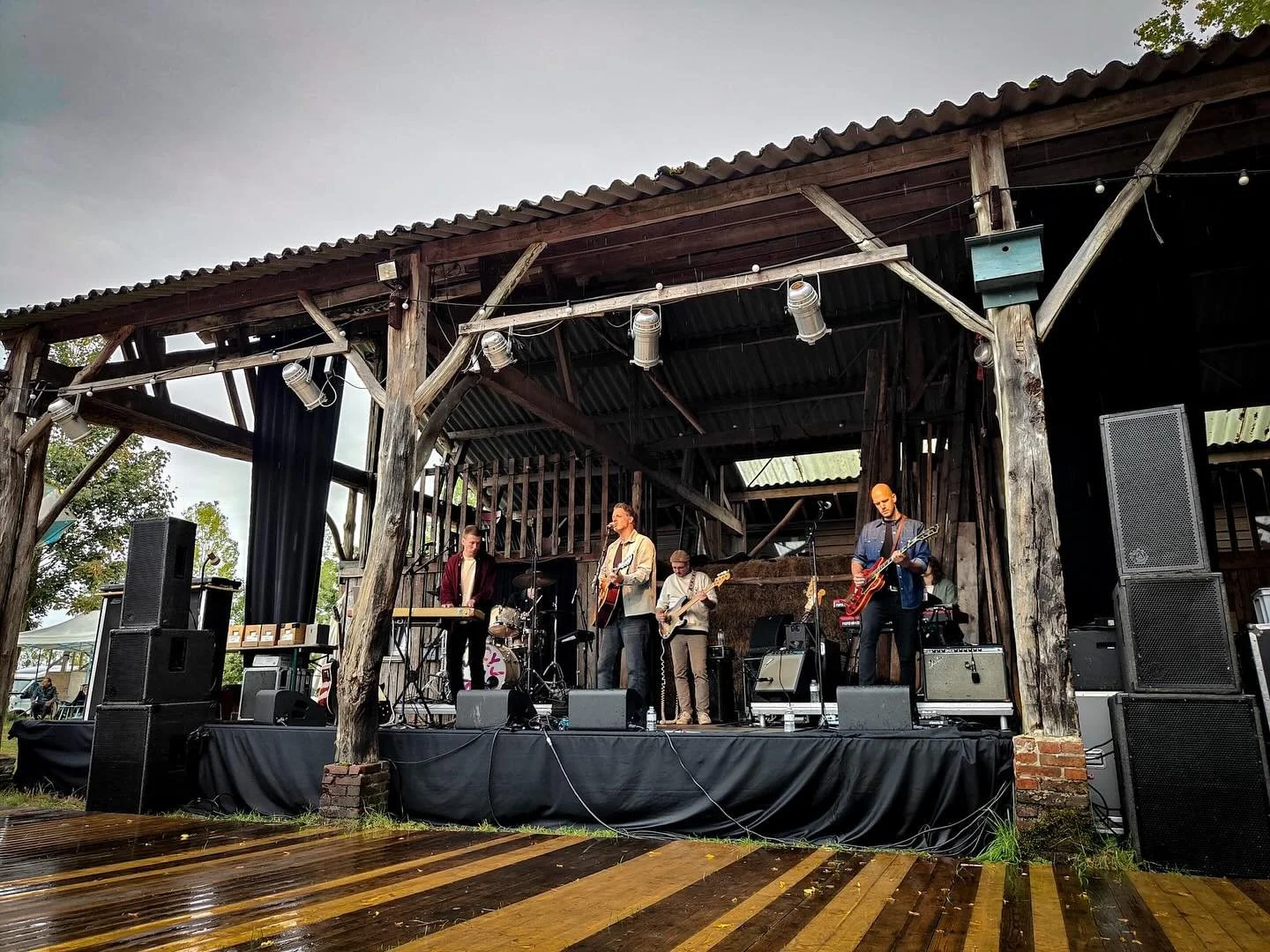 Een buitje kon de pret gister niet drukken op het @de_nood_een_deugd festival. Zoals altijd gezellig! 📸 @elkeketelaars  #bergeijk #noodeendeugd #live