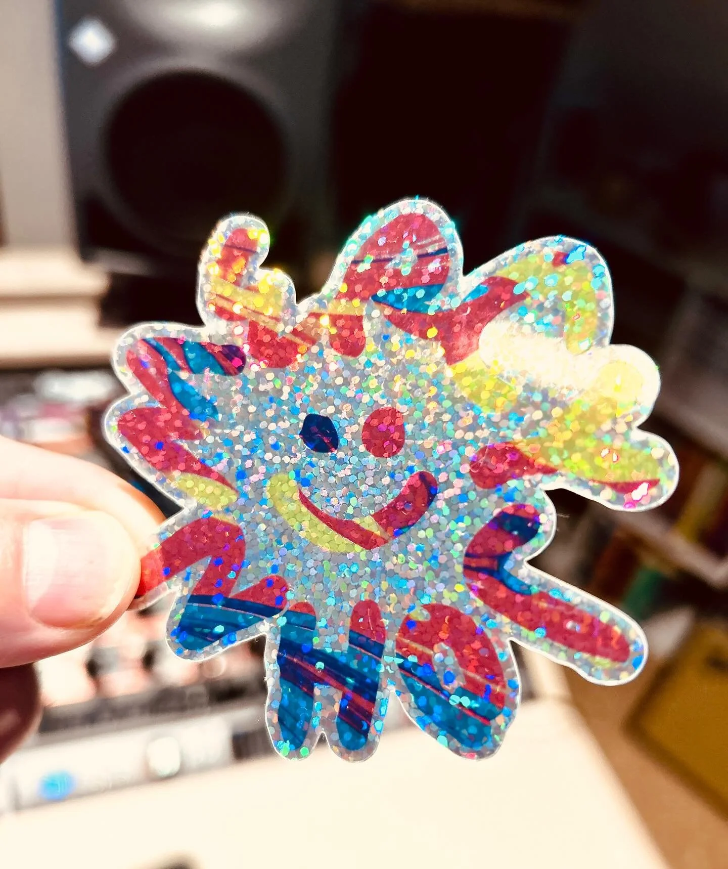 Voor op je laptop, je koelkast, je jasbeschermer, je agenda, je gitaar, je mobiel, je auto, je &hellip;, tja waar eigenlijk allemaal op? Waar zouden jullie hem opplakken? De nieuwe Mercy John &lsquo;STEREOCOLOR&rsquo; sticker! #sticker #mercydise #st