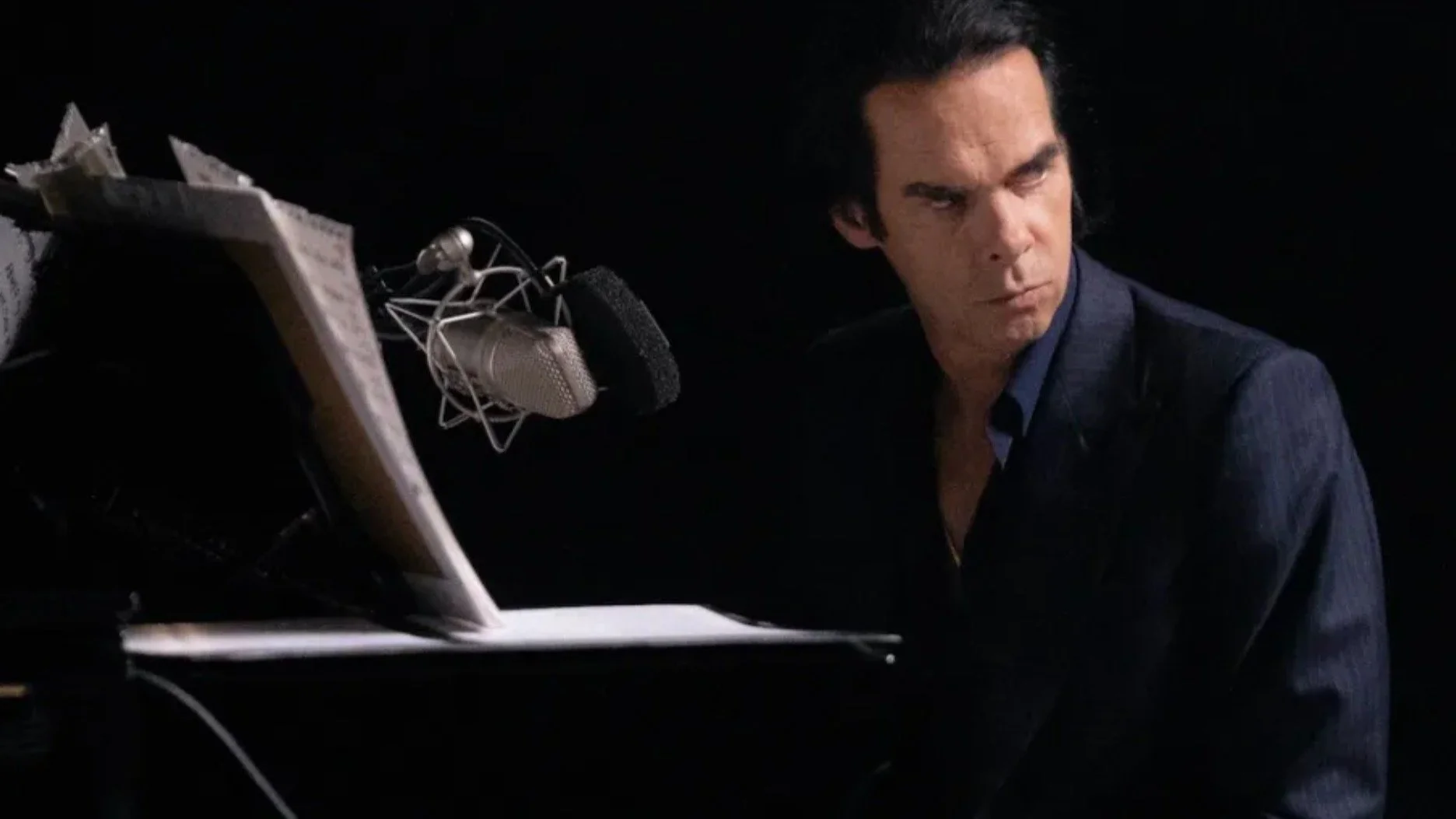 Nick Cave Luistercaf&eacute;. Op vrijdagavond 2 januari a.s. mag ik voor 1 keer in de huid van 1 van mijn muzikale helden kruipen. We bespreken het leven, de kunst en de muziek van Nick Cave en ik speel met @peterslager1969 (Bl&oslash;f) een aantal l