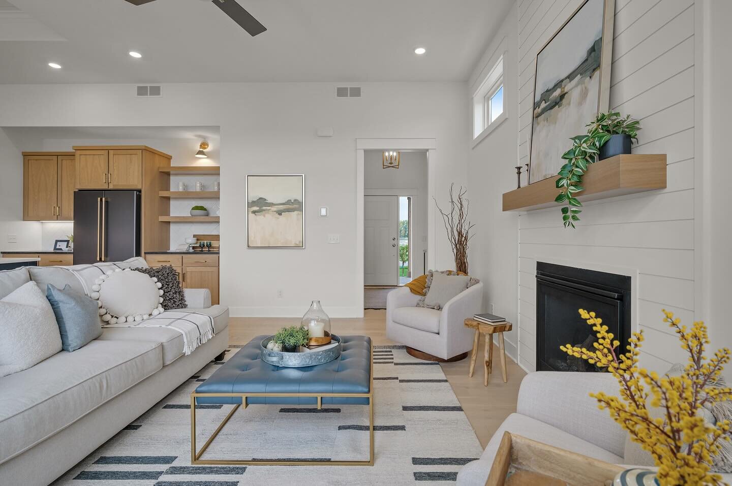 We just love a room with lots of natural lighting! 🤩 Swipe left for different angles of this space!
