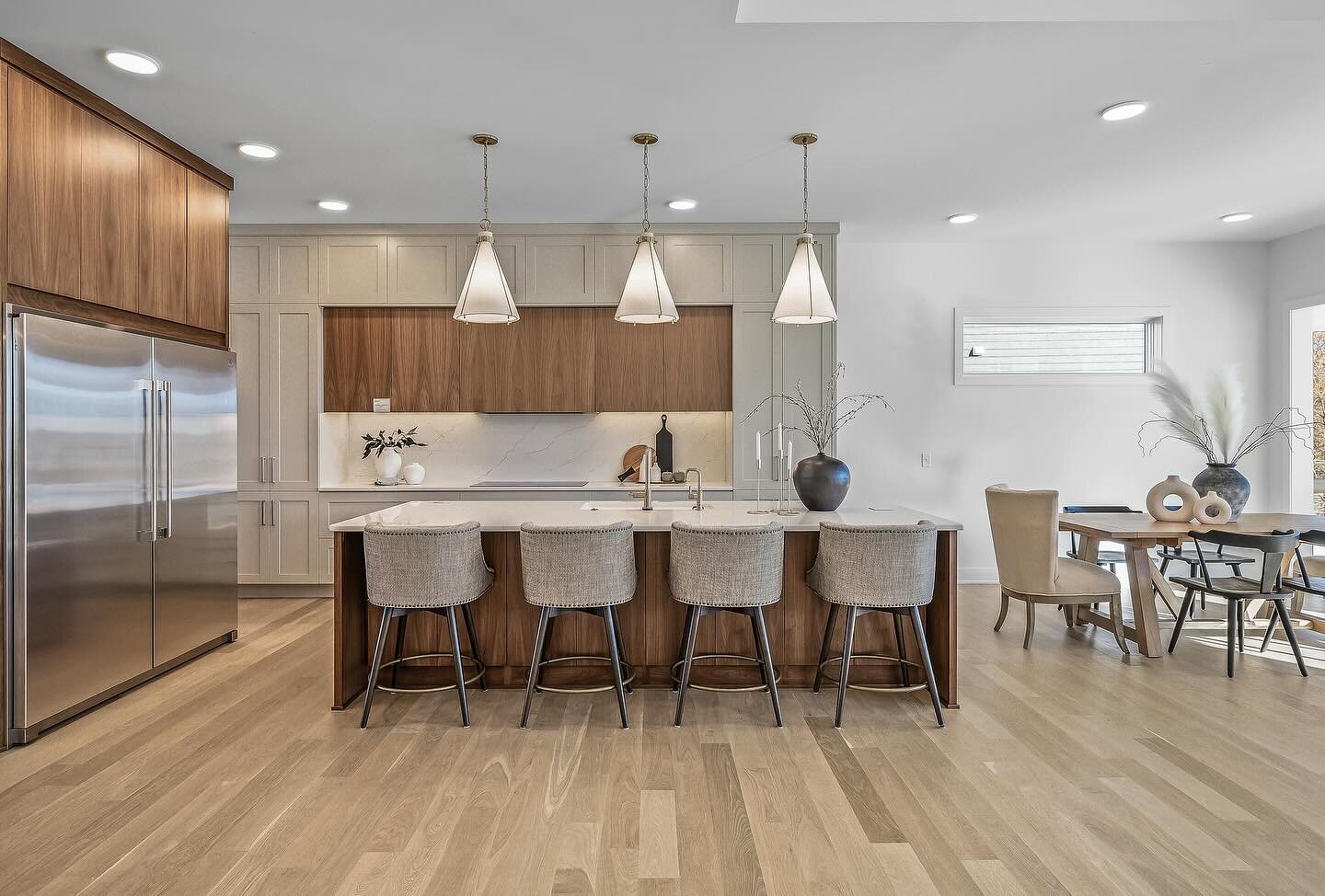 Don&rsquo;t you love how open and spacious this kitchen is? You could host a nice brunch for friends and family. 🍽️😋