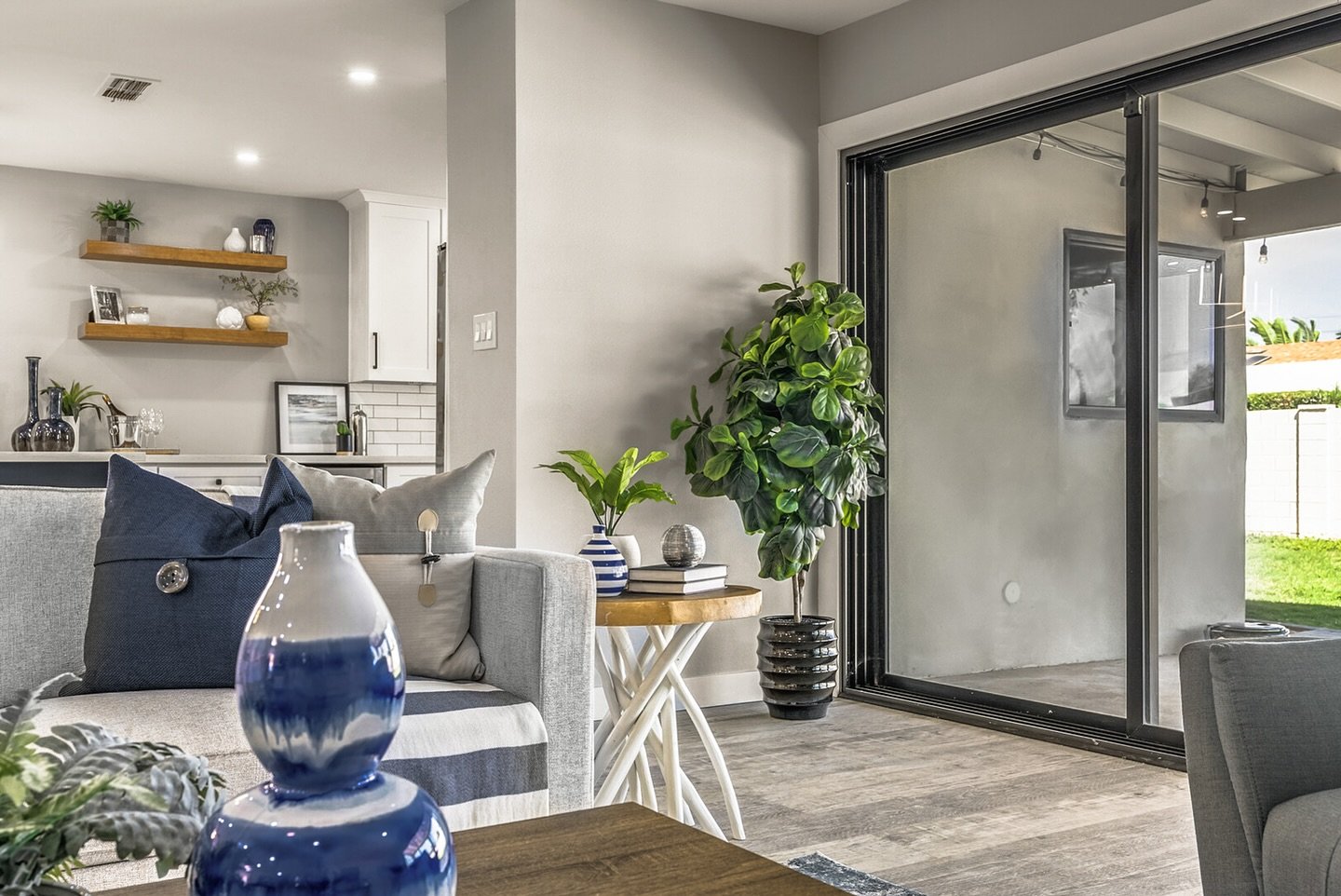 Those large patio doors let in so much natural light! We&rsquo;re definitely loving the extra hours of sunlight these days 🤩