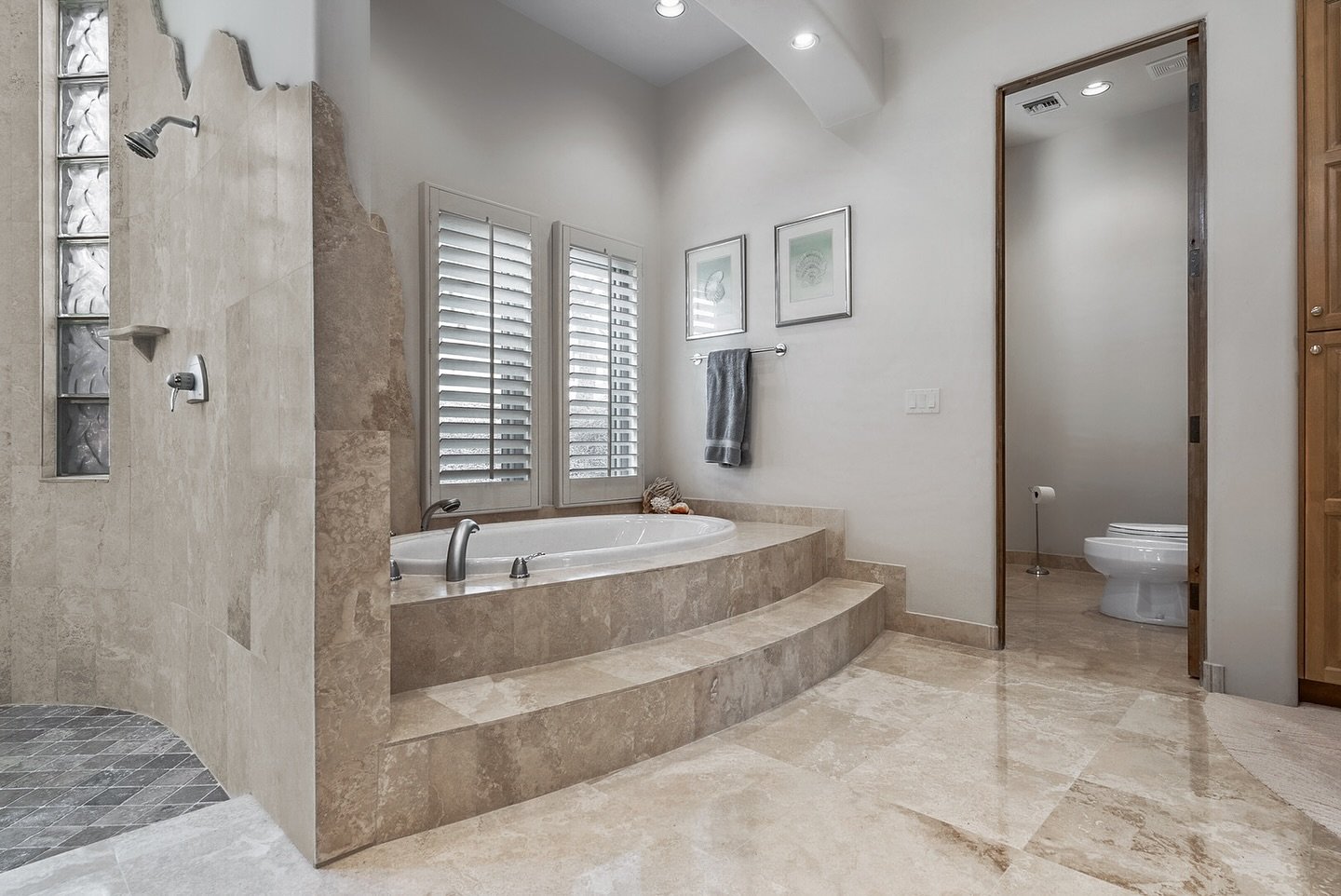 It&rsquo;s finally the weekend! Take some time to unwind and enjoy every moment. You&rsquo;ve earned it! 🌞😊 #WeekendBliss #relaxandrecharge 

#dreamhouse #luxuryliving #classyinterior #modernhomedesign #bathroomideas #mplsphotographer #phoenixphoto