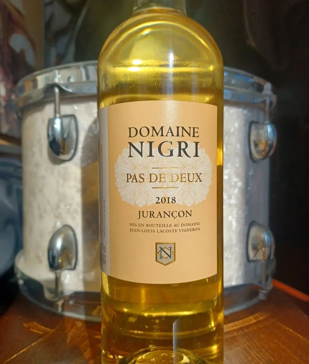 A little bit of liquid sunshine.  Perfect for your next blue cheese or fois gras emergency. 

🍋🥭🍯🫚🥁

Domaine Nigri 'Pas de Deux' Juran&ccedil;on 2018. 

Producer est. 1685
Foothills of the Pyreneess 
Gros Manseng (in stainless) and
Petit Manseng