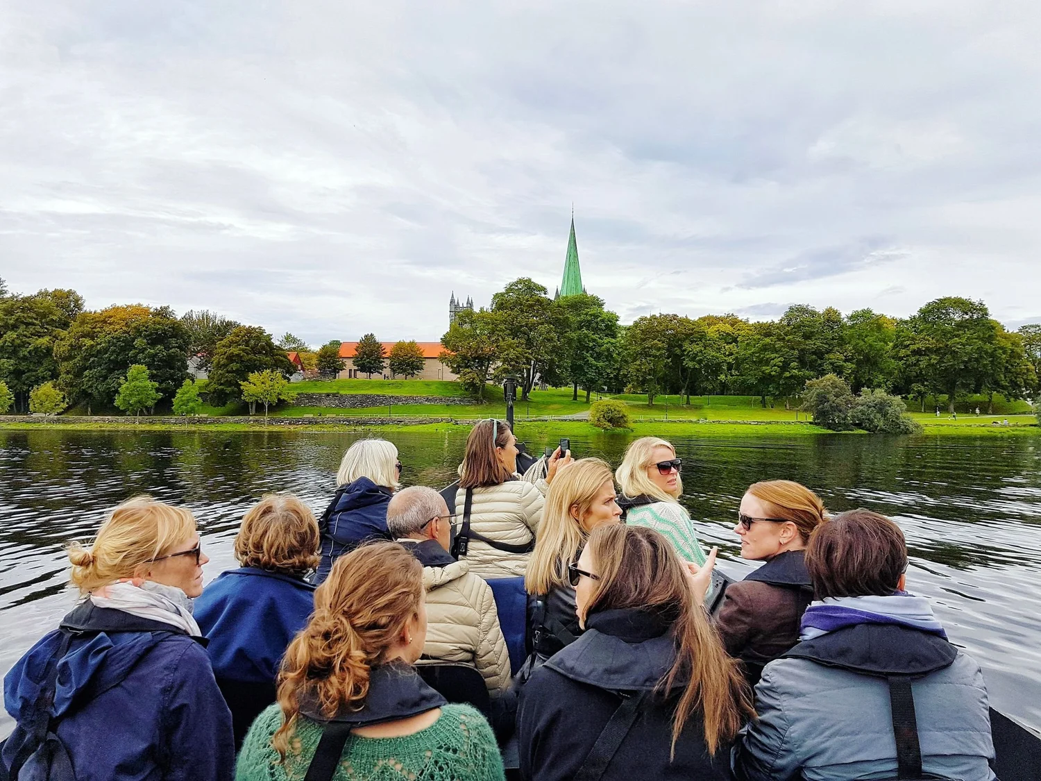 Passagers sur la Nidelva à bord d’un bateau traditionnel