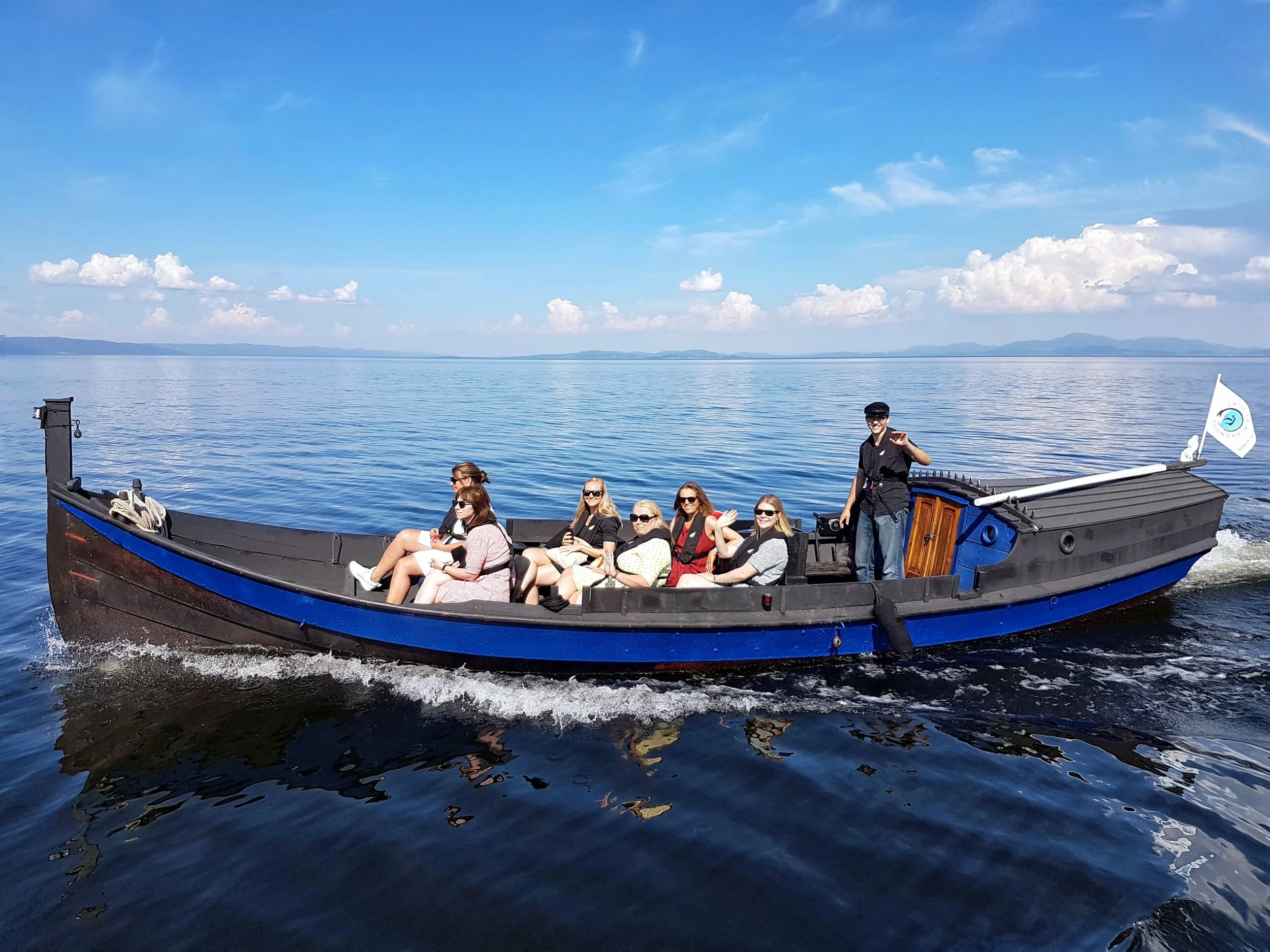 vladimir frøya group skipper fjord bluesky waving ladies.jpeg