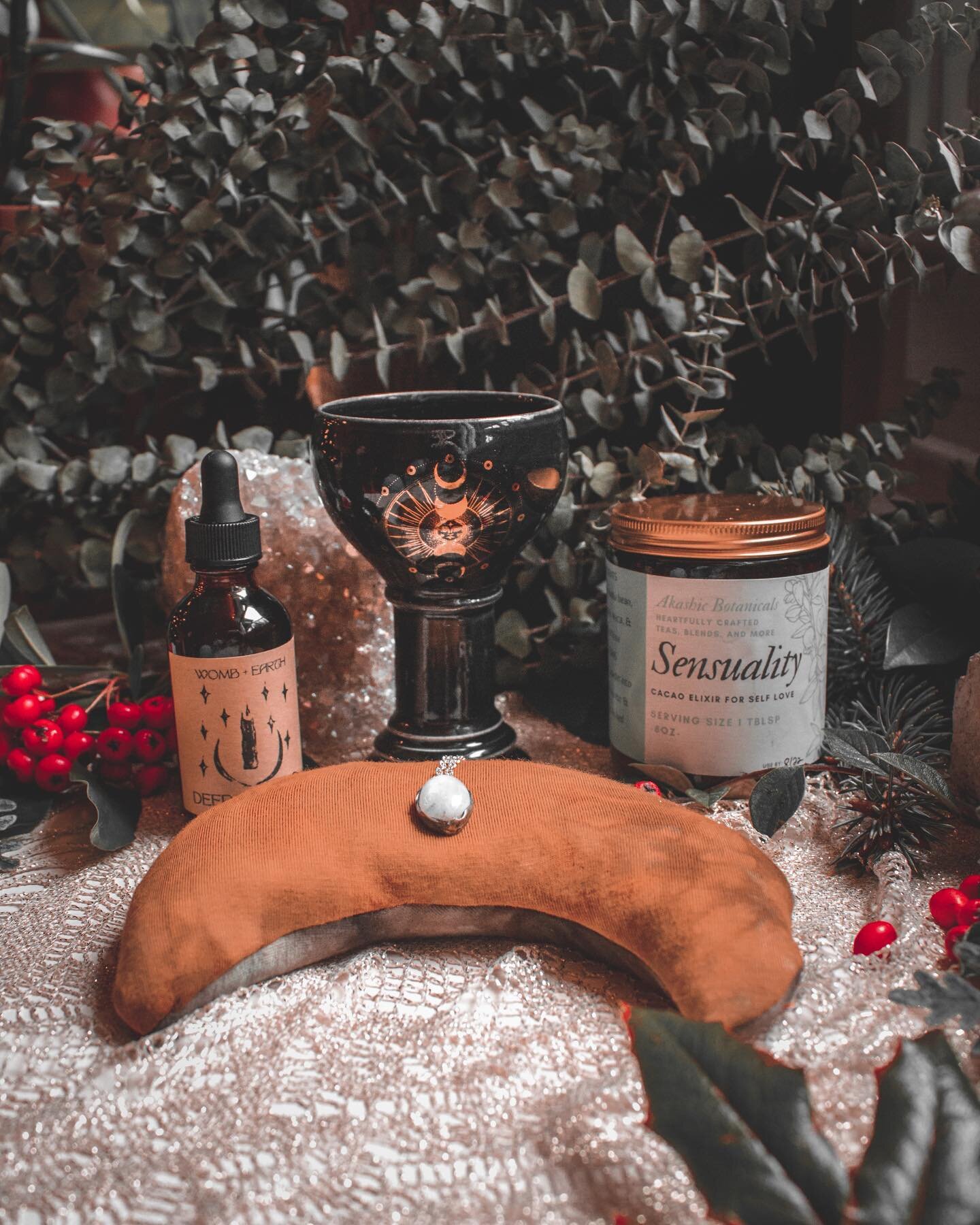 ❄️ WINTER SOLSTICE GIVEAWAY ❄️

I am honored to collab with some of my favorite small biz babes in a giveaway! 

Winter Solstice ~ The longest night of the year holds space for our inner self, as the season shifts deeper into the darkness of Winter. 