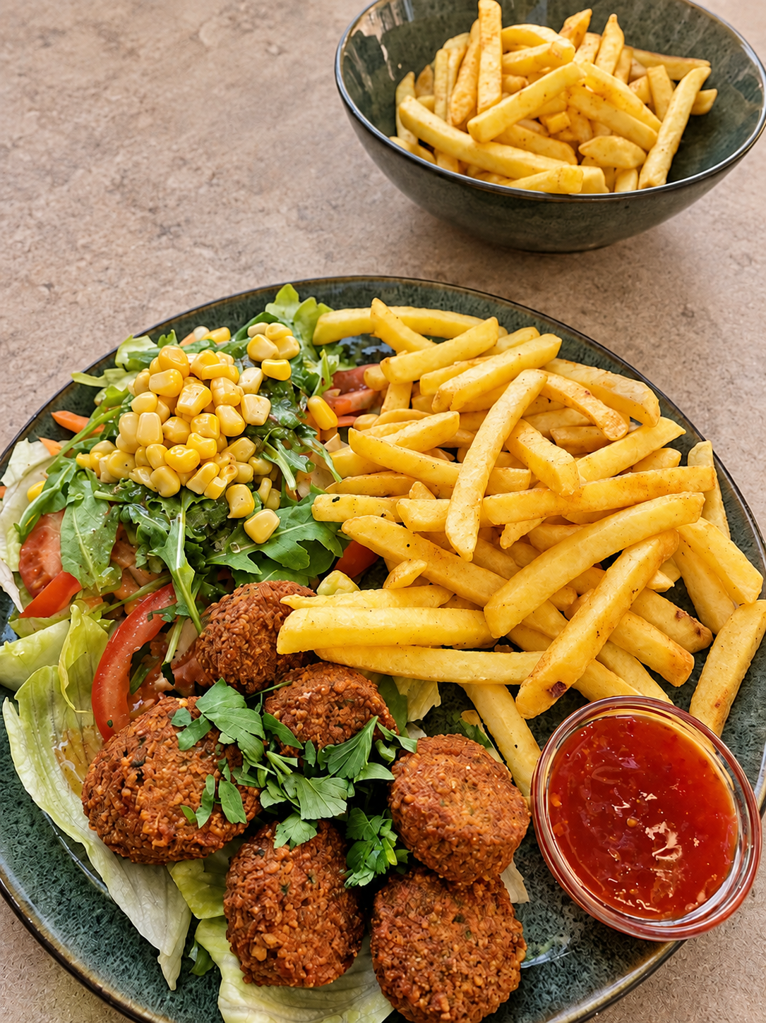 Authentische Restaurantaufnahme in warmen Naturtönen-1.png