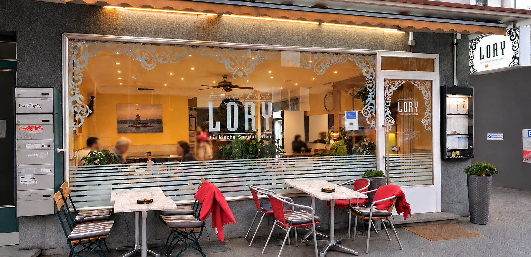 Gemütliche Restaurantansicht mit Kız Kulesi-7.png