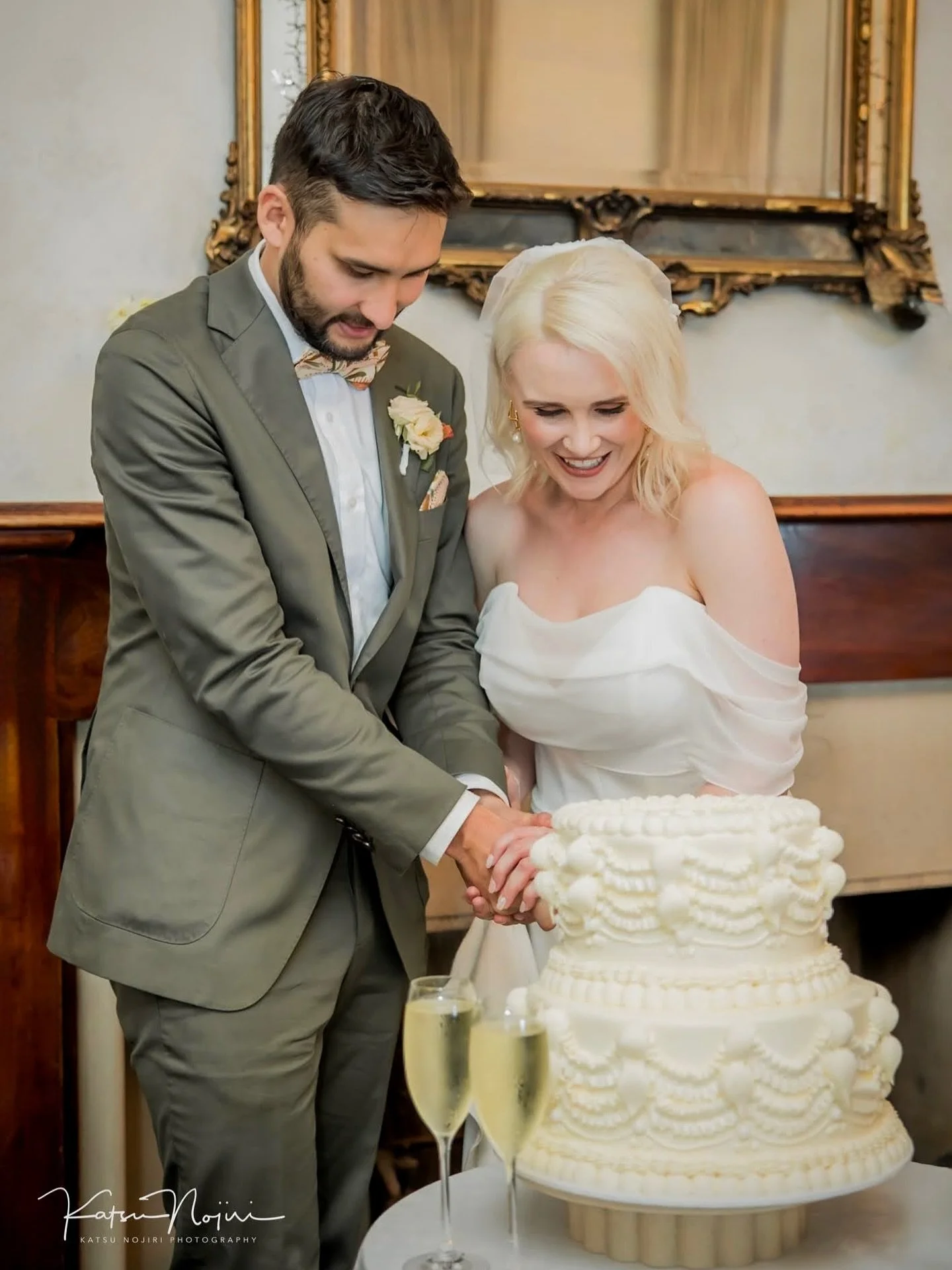 Knife skills: 10/10 🍰✨
Marriage skills: 100/10 💍
Gunners’ Barracks gave us the perfect backdrop for a little cake, a lot of champagne, and all the love.
.
Venue: @gunnersbarracks 
🎥 @sunny_siu_films 
💄 @le_fabulous 
💐 @bestbudsflorist 
🎤