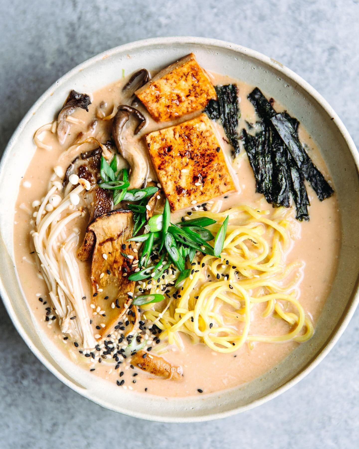 [eng follows] J&rsquo;ai d&eacute;velopp&eacute; cette recette de Ramen Cr&eacute;meux au Miso et Champignons pour @loganpetitlot, une petite entreprise d&rsquo;ici que j&rsquo;affectionne beaucoup, qui cr&eacute;e de d&eacute;licieux beurres de noix