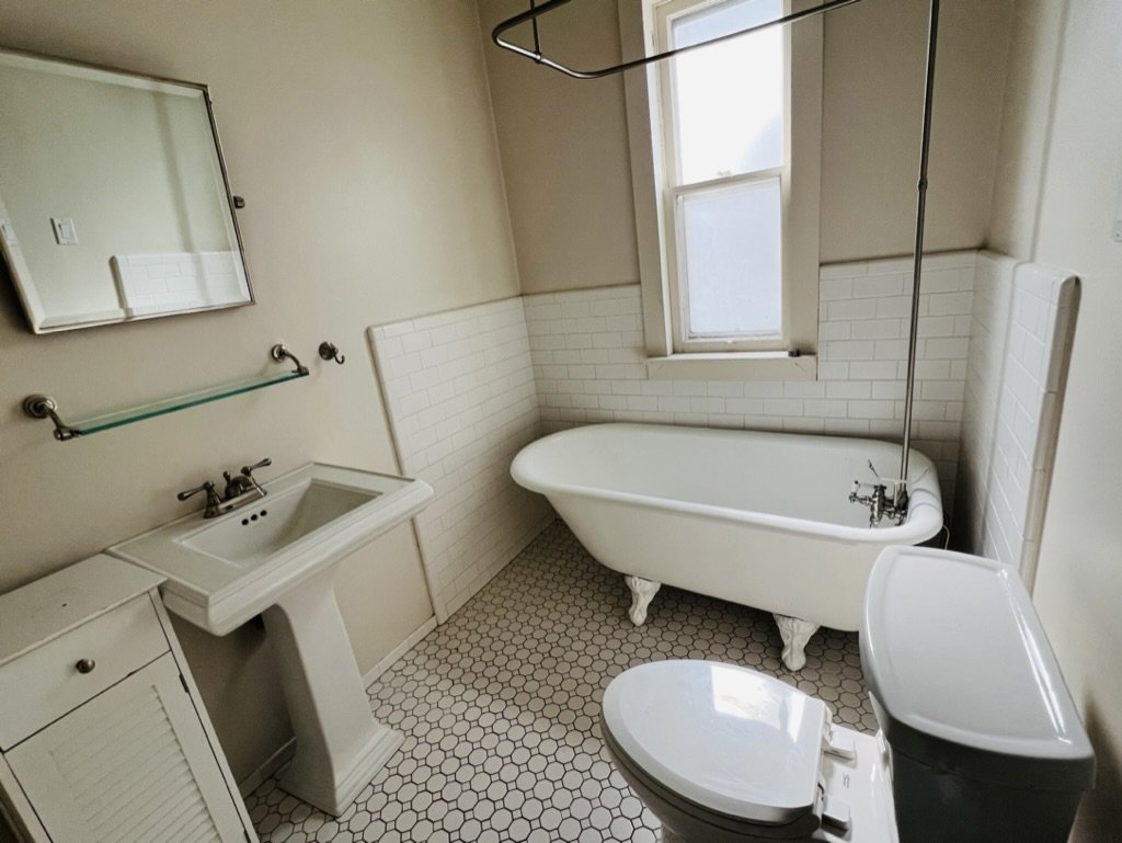 Bathroom 1.jpeg