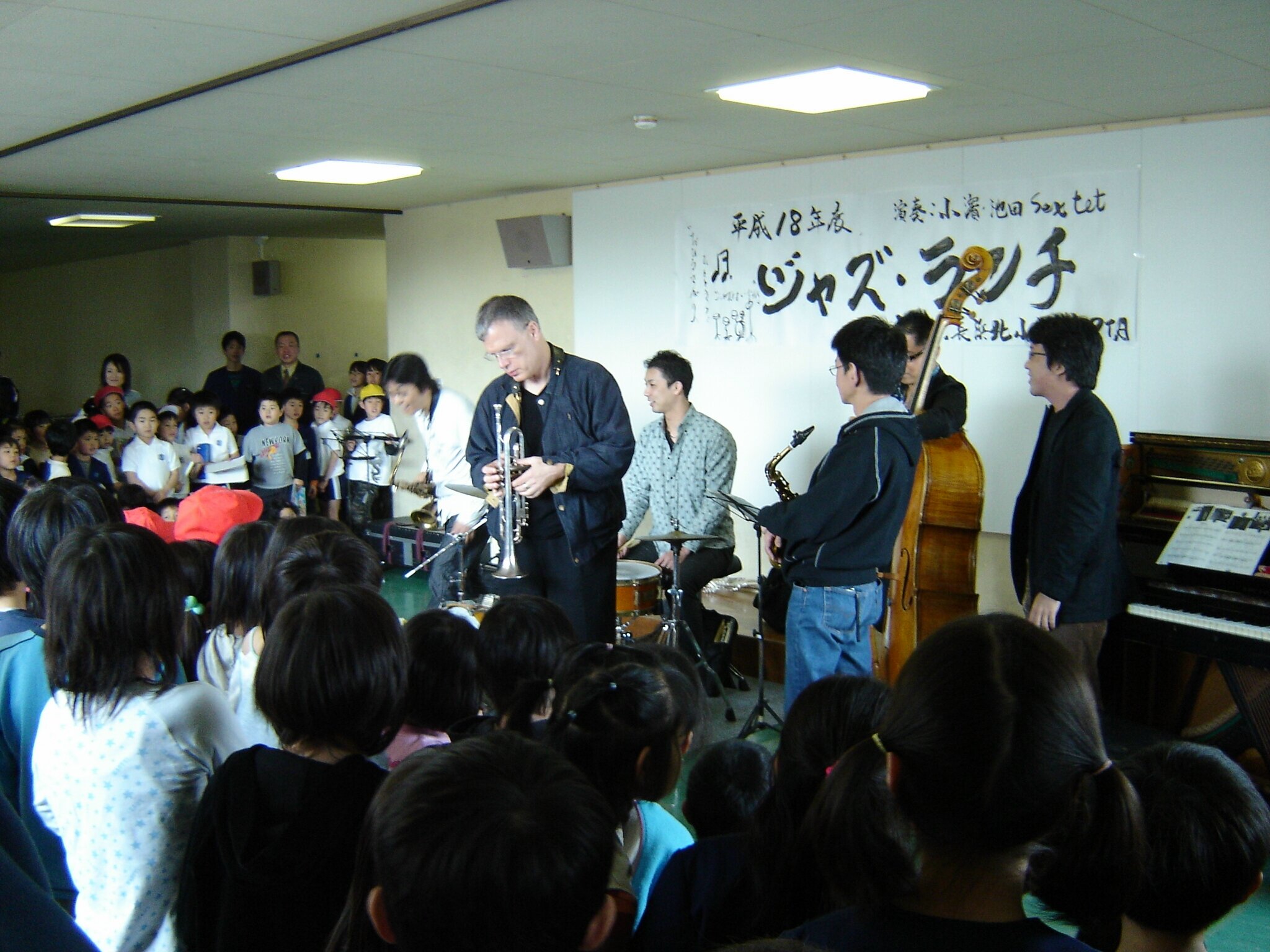 Jay teaching Japanese kids.JPG